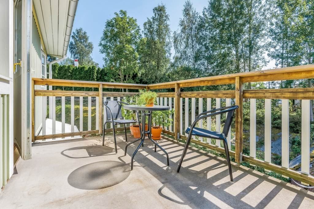Den stora, insynsskyddade balkongen med soligt läge