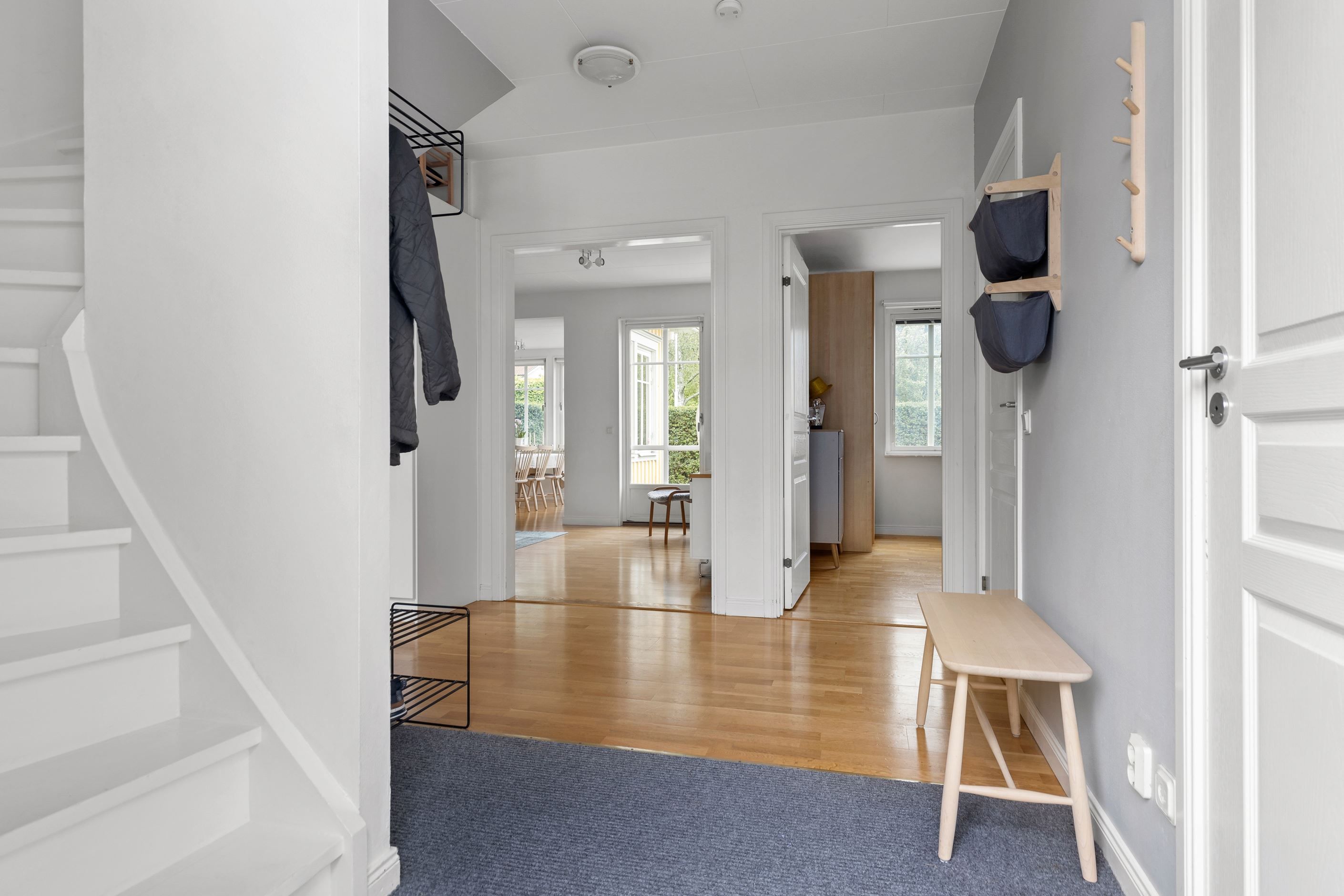 Entréhall & trappa till övre plan