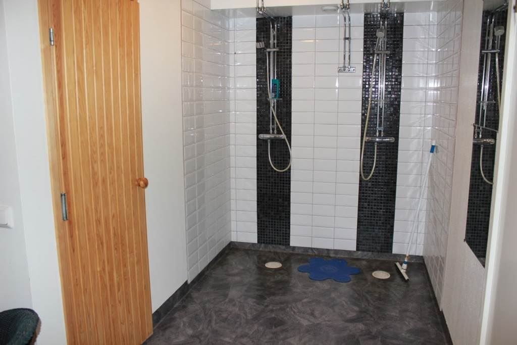 Lågupplöst Föreningens bastu och duschrum