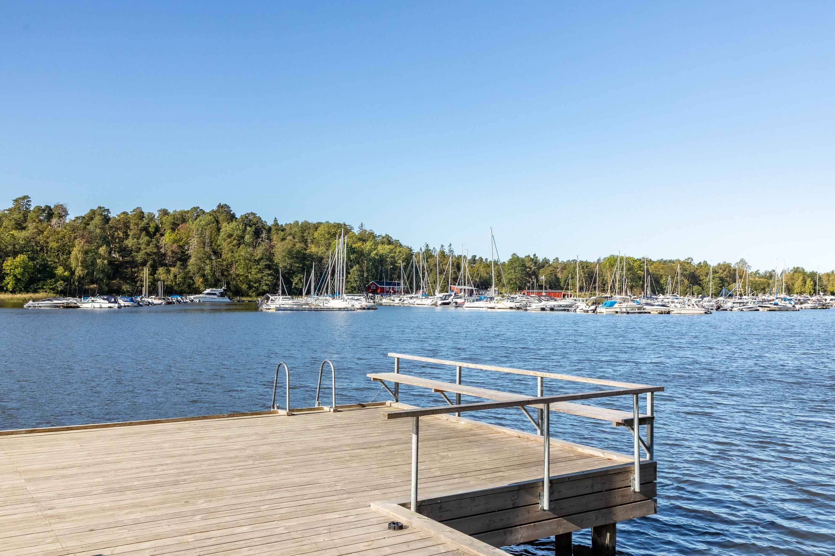 Brygga som används flitigt både under sommar och vinter