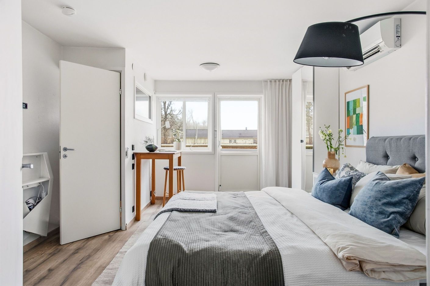 Allrum på övre plan möblerat som sovrum
