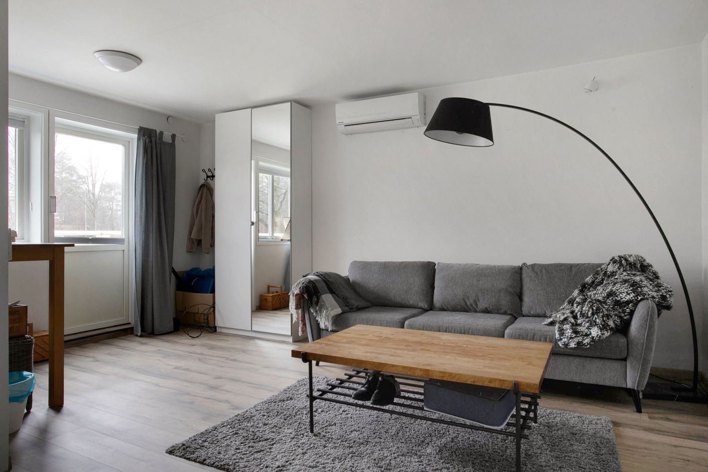Allrum på övre plan möblerat med soffa