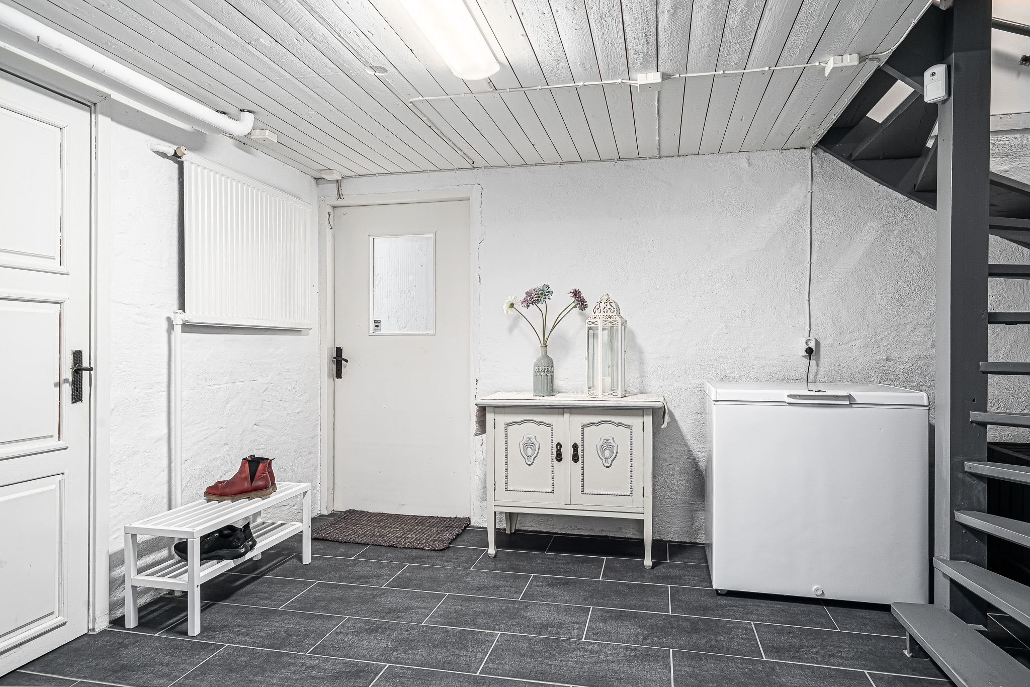 Stor hall i källaren med utgång till trädgården