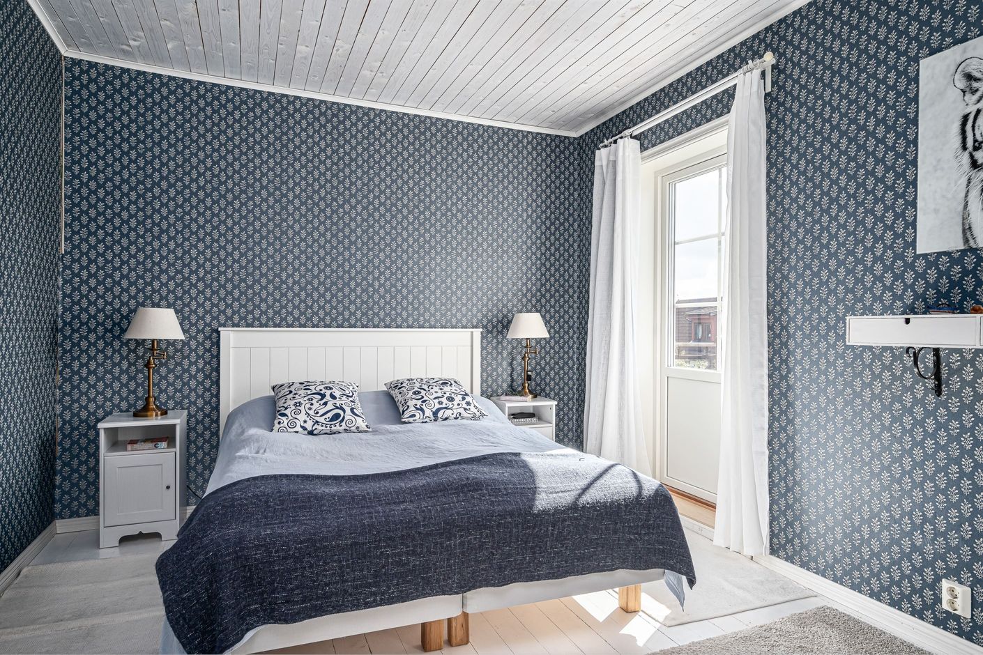 Väl tilltaget sovrum med balkong på övre plan