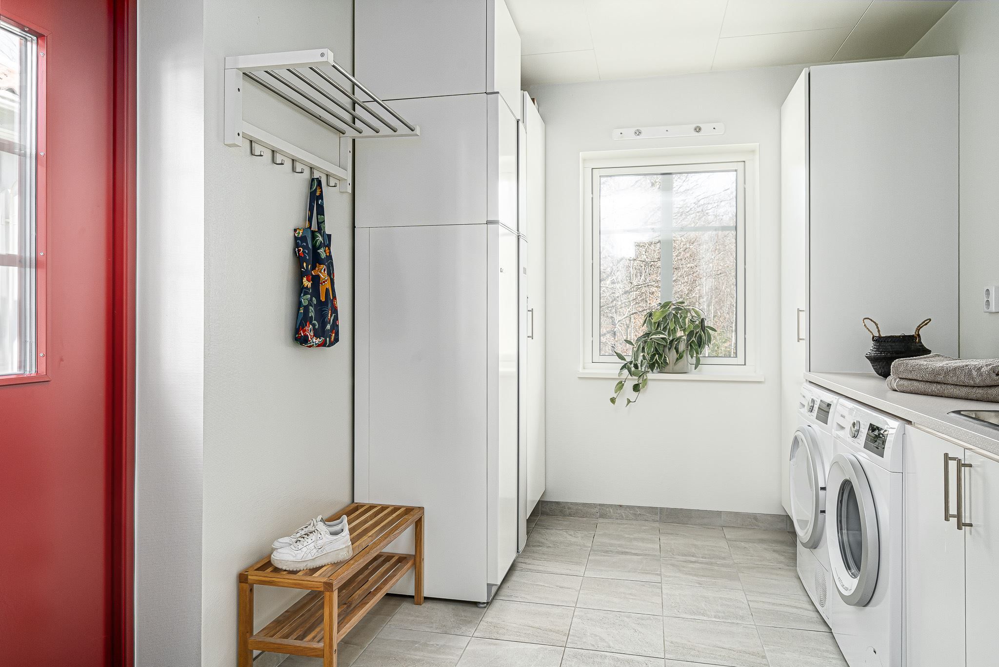 Rymlig fräsch tvättstuga i anslutning till köket