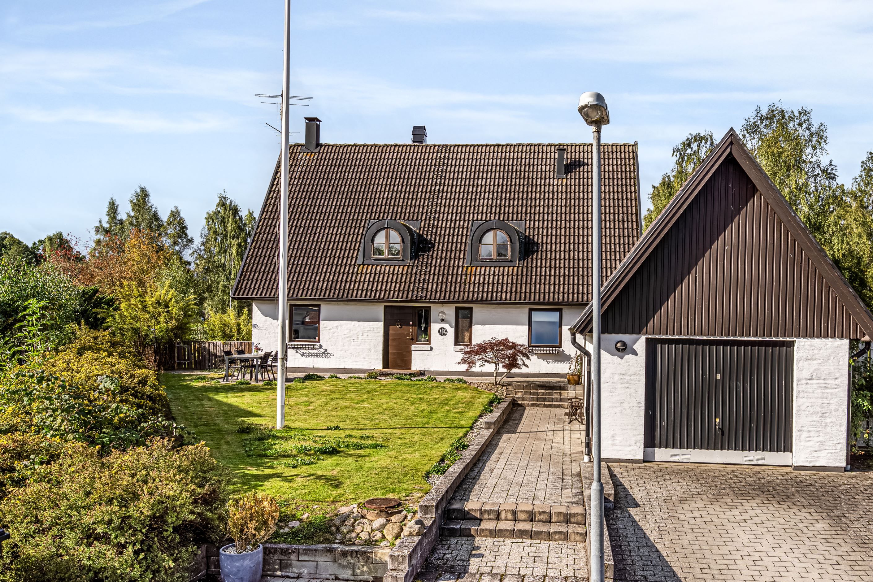 Praktisk garagebyggnad med förrådsdel