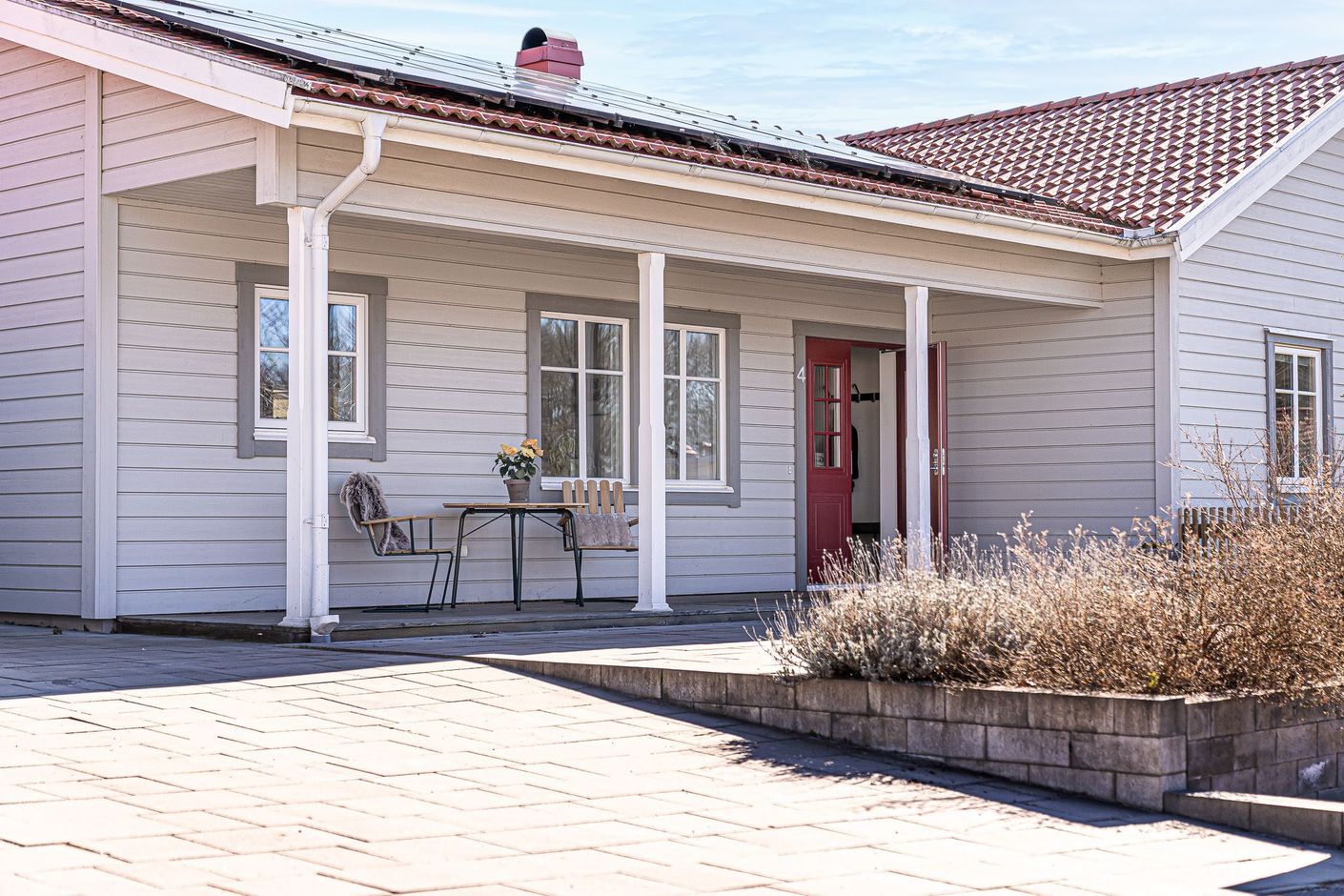 Välkomnande och praktisk entré med överbyggt tak