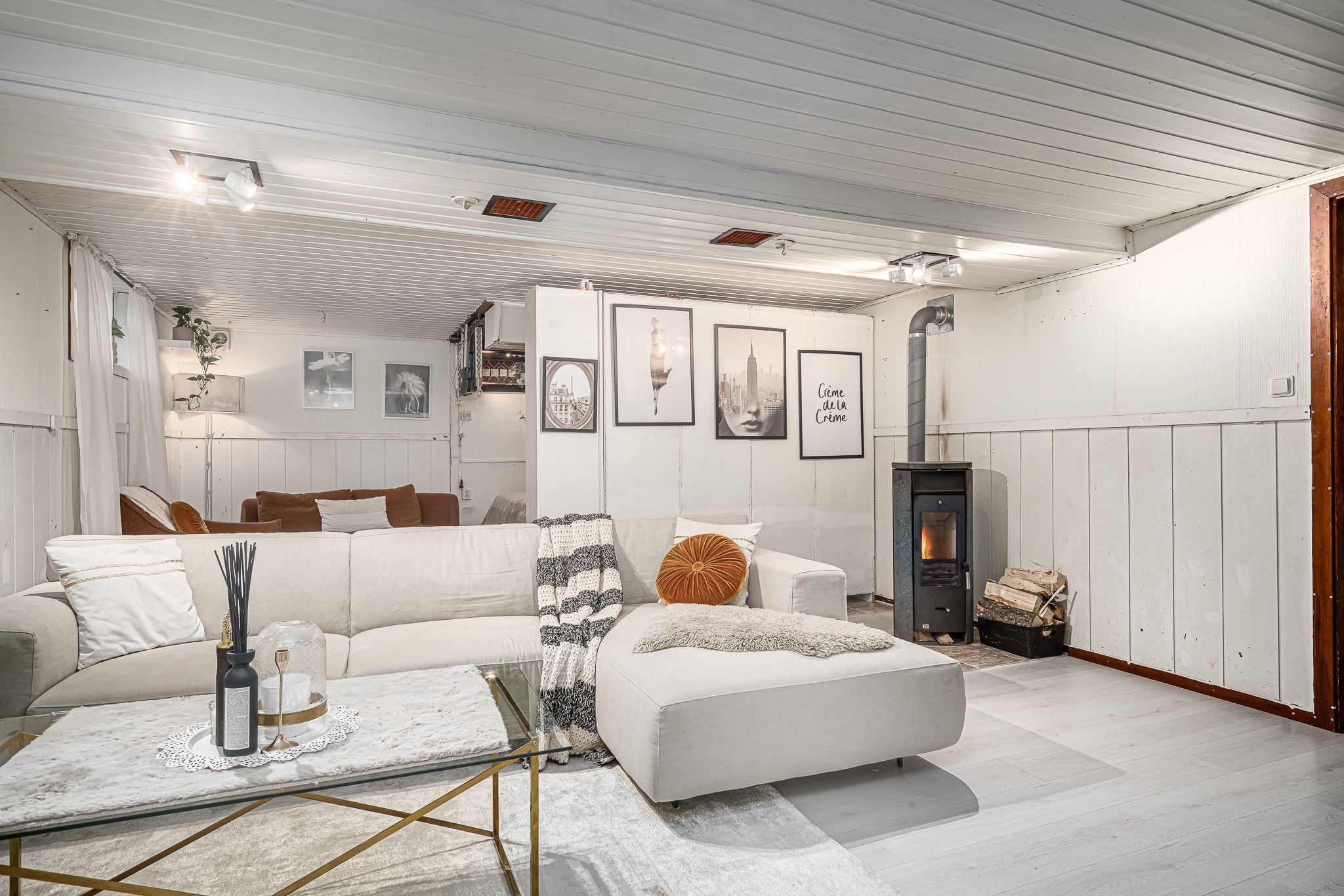 Allrum med kamin på källarplan
