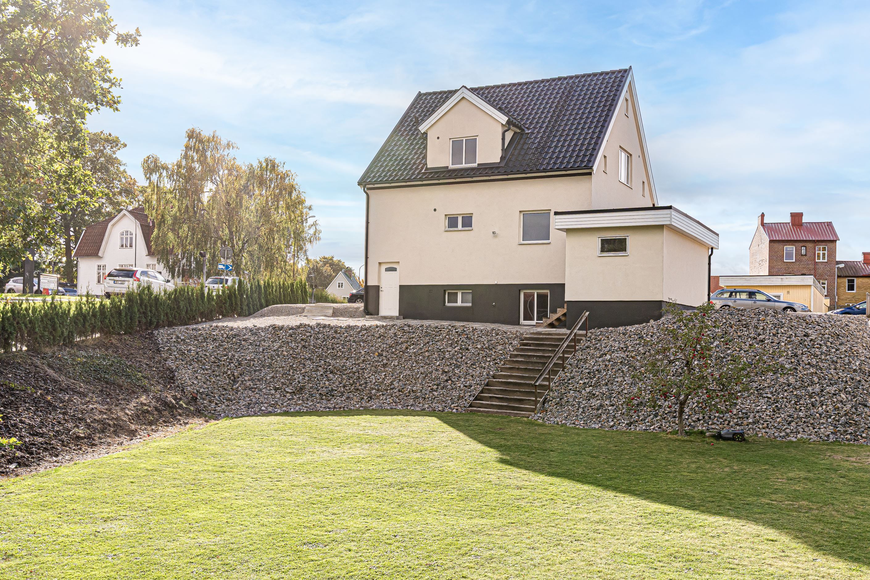 Trädgård med växande häck