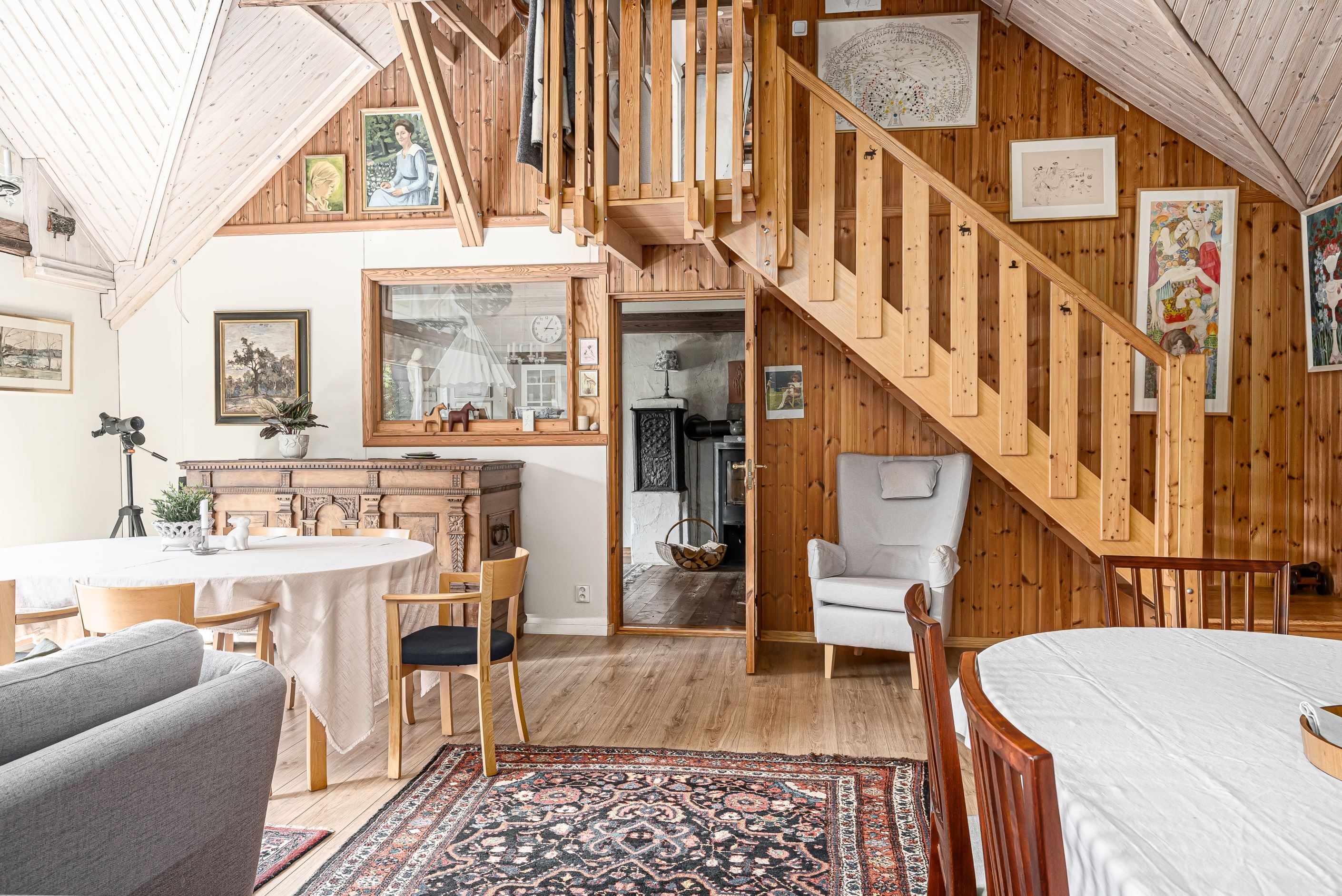 Den öppna trappan upp till sovrummen på övre plan ger extra rymd åt vardagsrummet