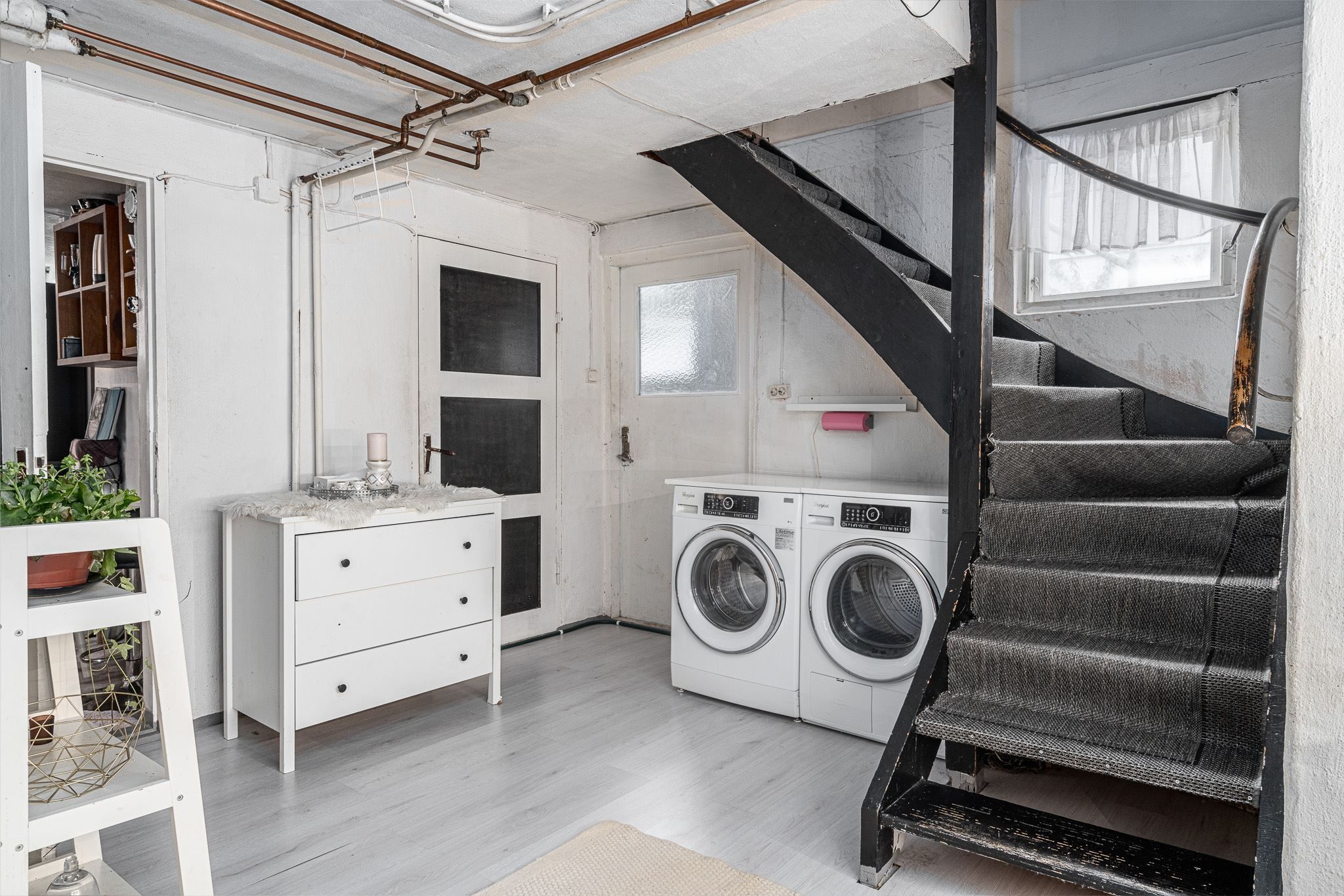 Hall med tvättdel på källarplan