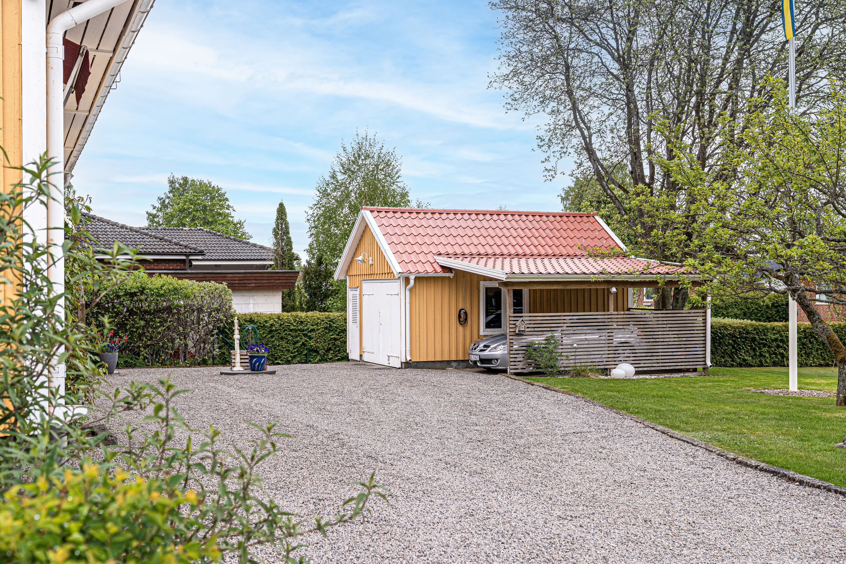 Garage med carport