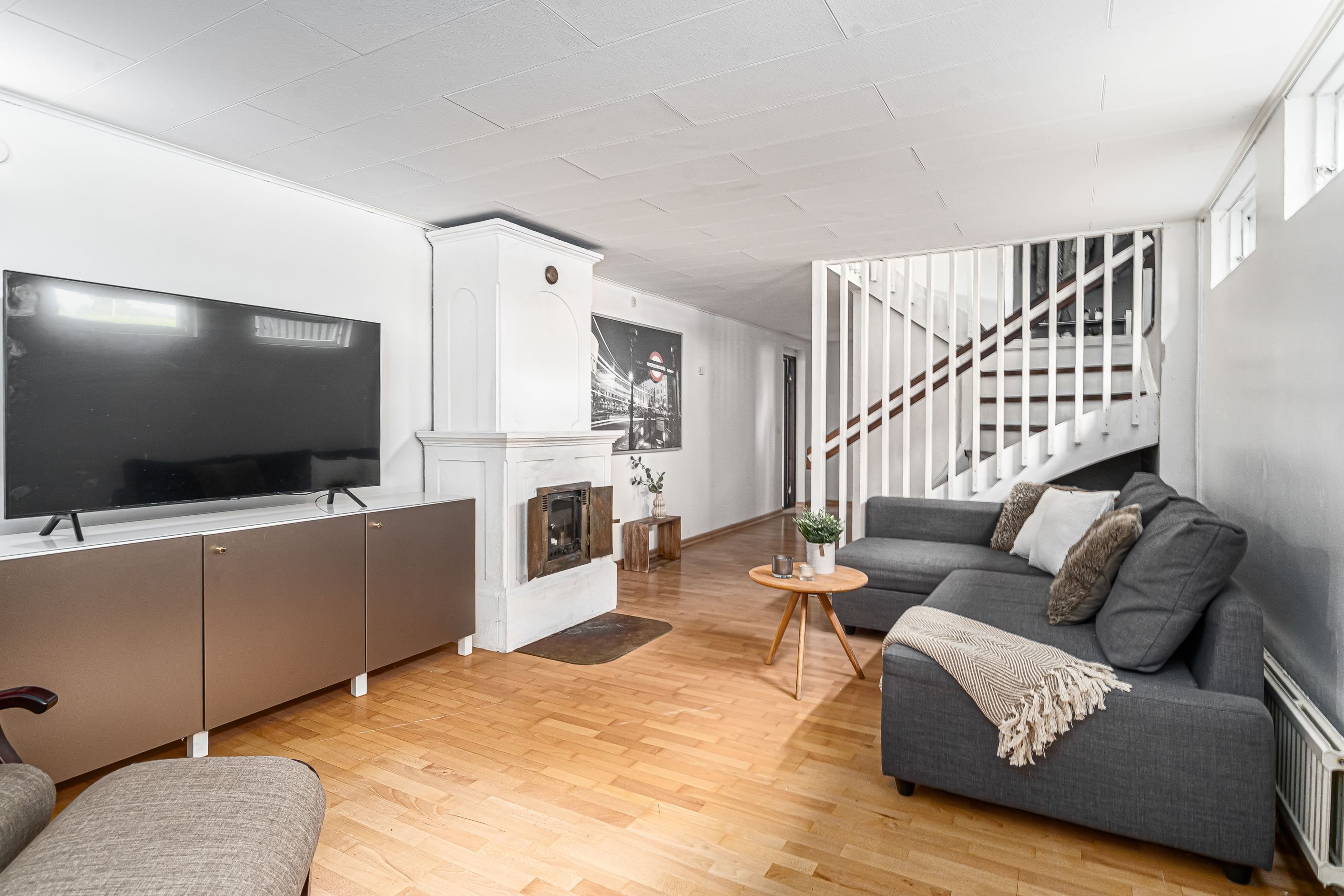 Mysig gillestuga när du kommer ner på källarplan