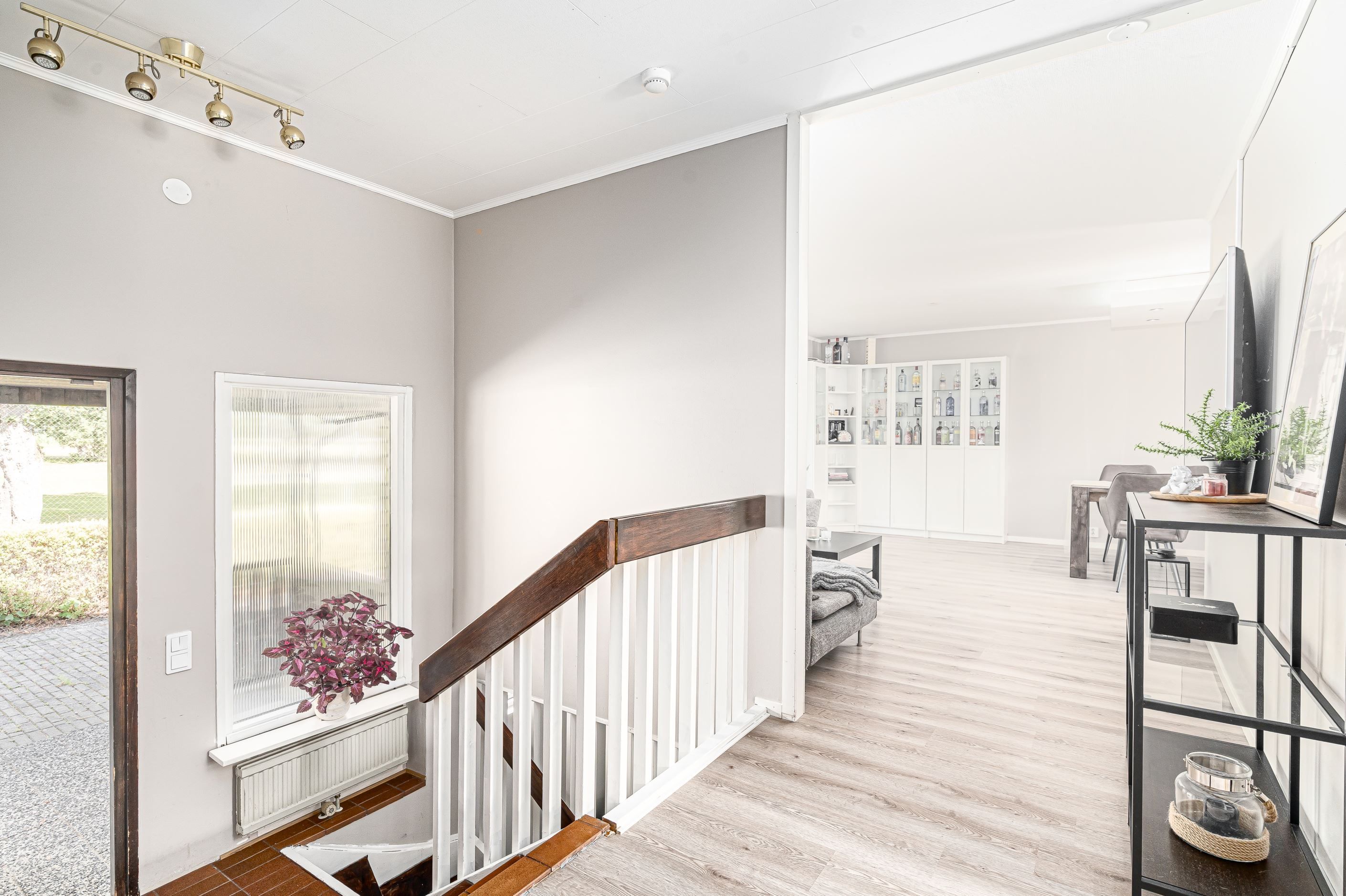 Hall med entré en halvtrappa ner