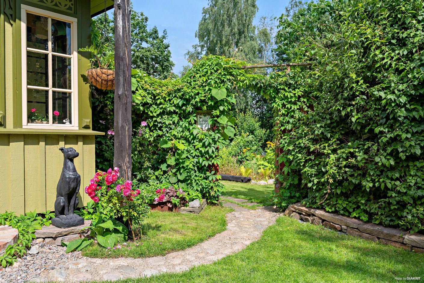 Vid entrén startar gång som leder vidare till trädgården