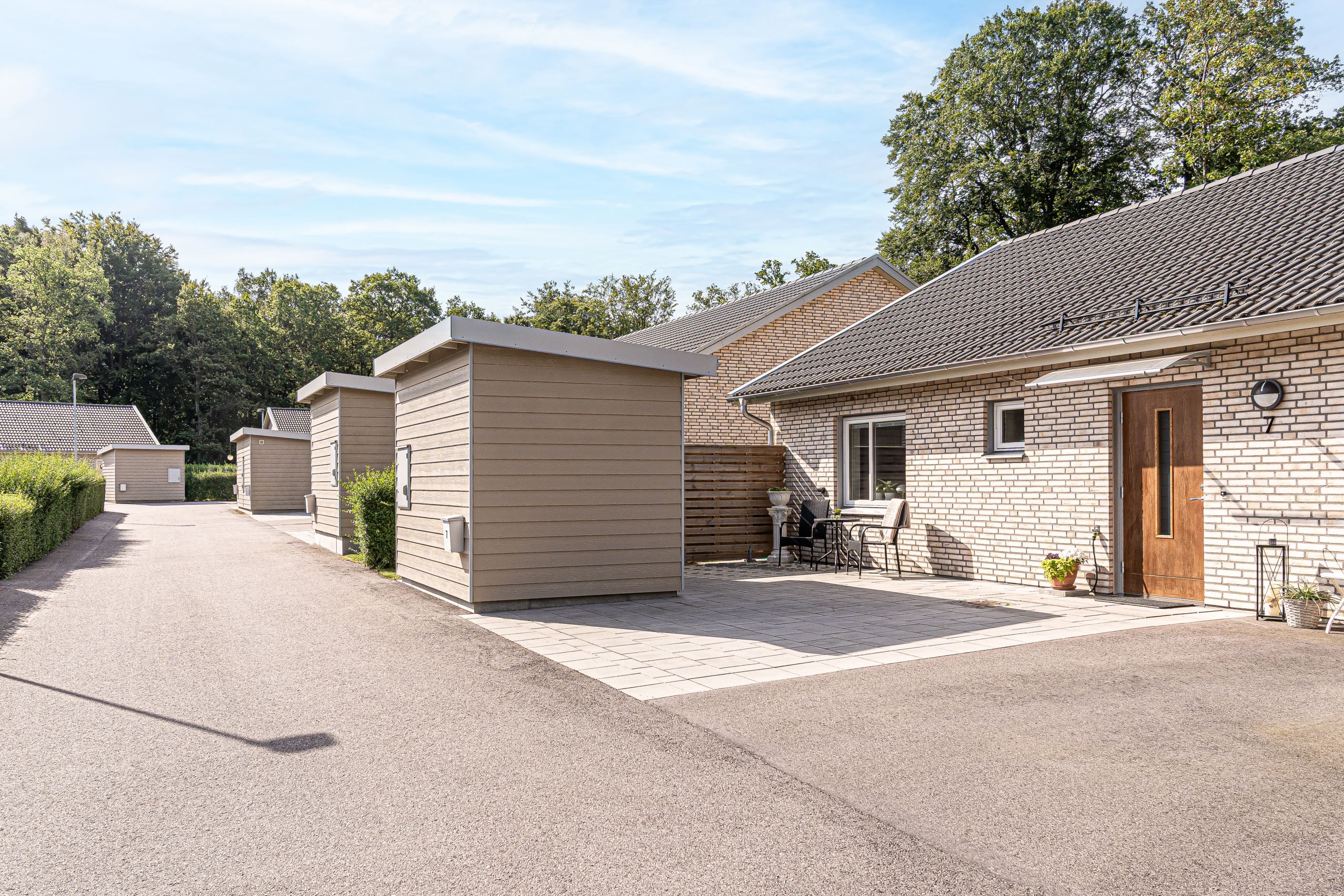 Plats för bil och ett praktiskt förråd i anslutning till bostaden
