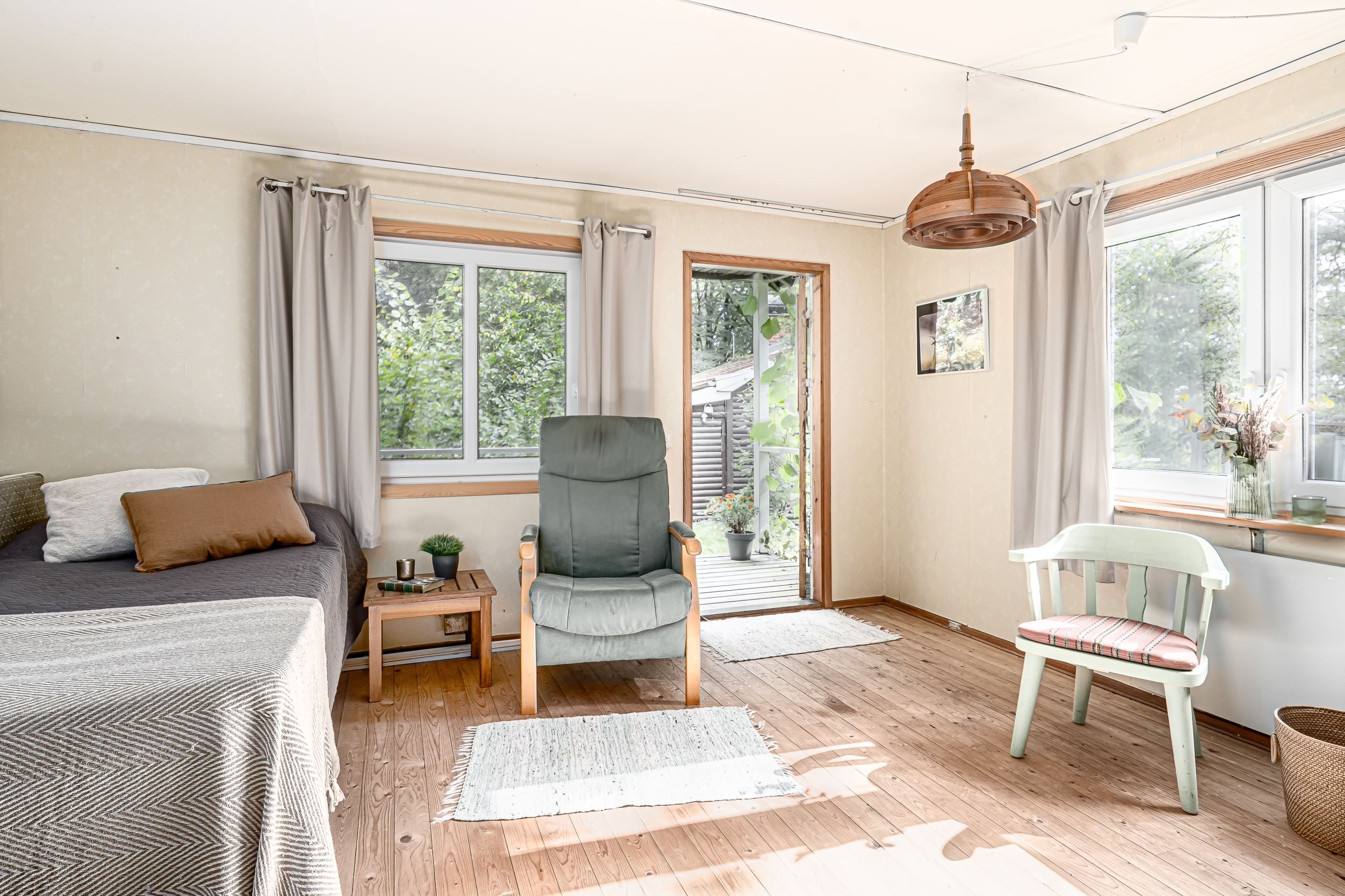 Allrum med plankgolv i gäststugan