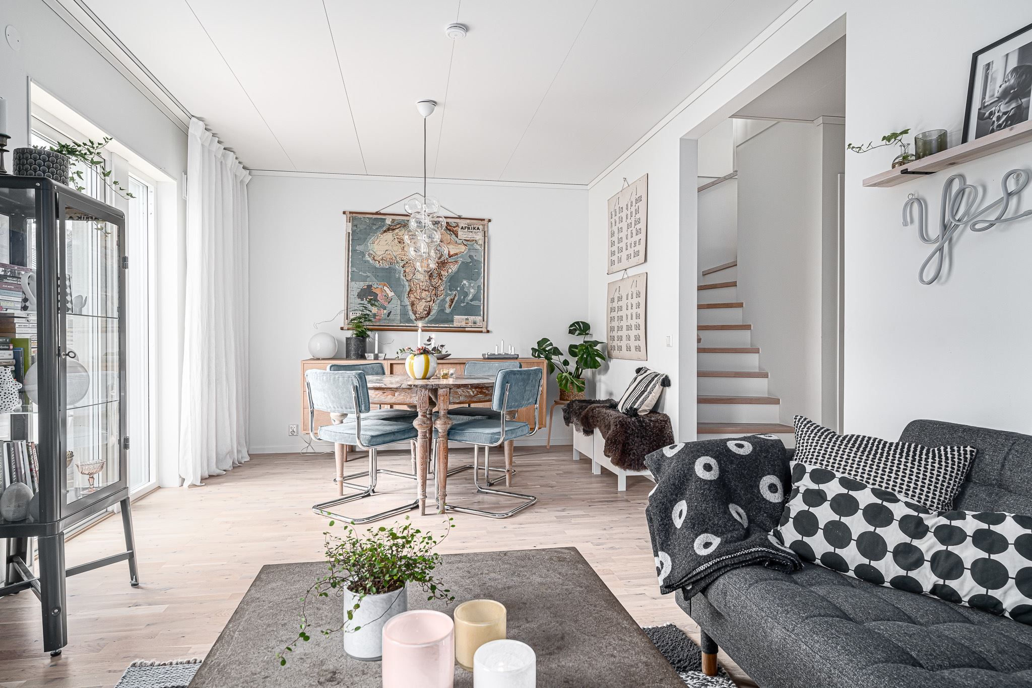 Vardagsrum med matplats
