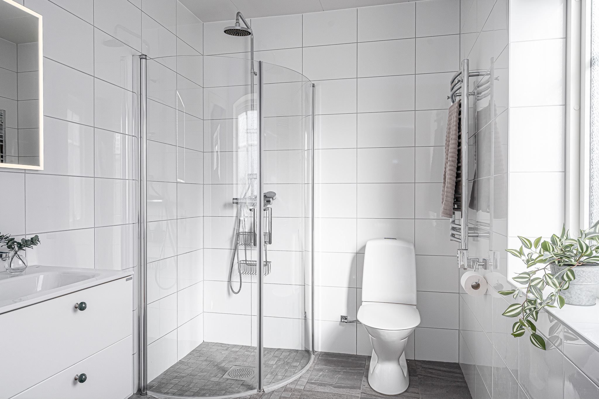 Duschrum i direkt anslutning till master bedroom