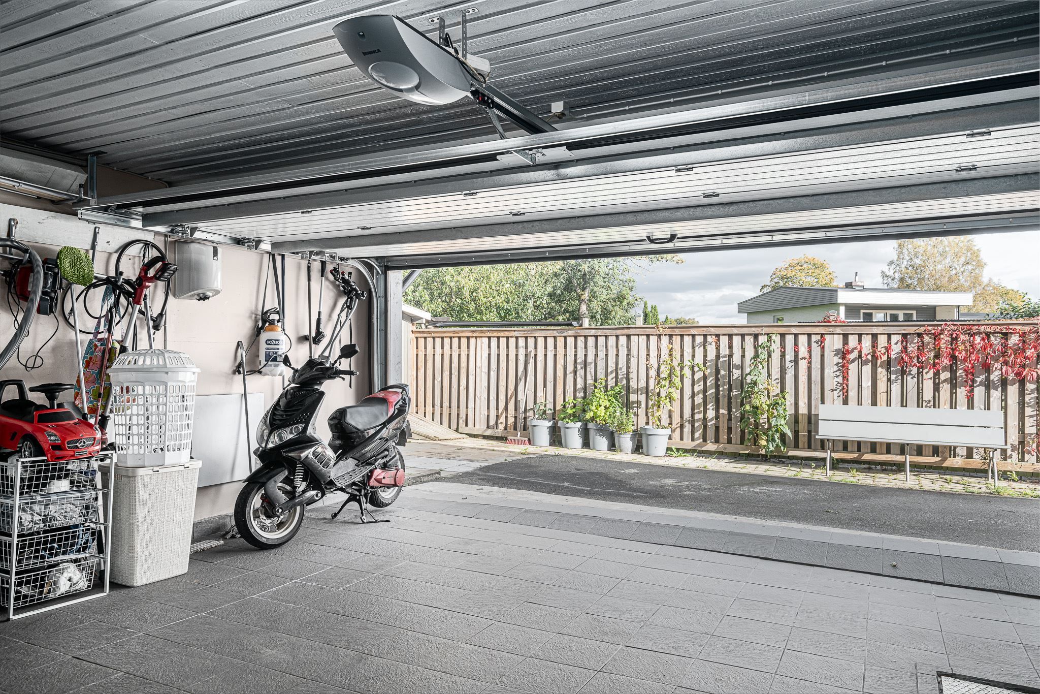 Rymligt garage med elport