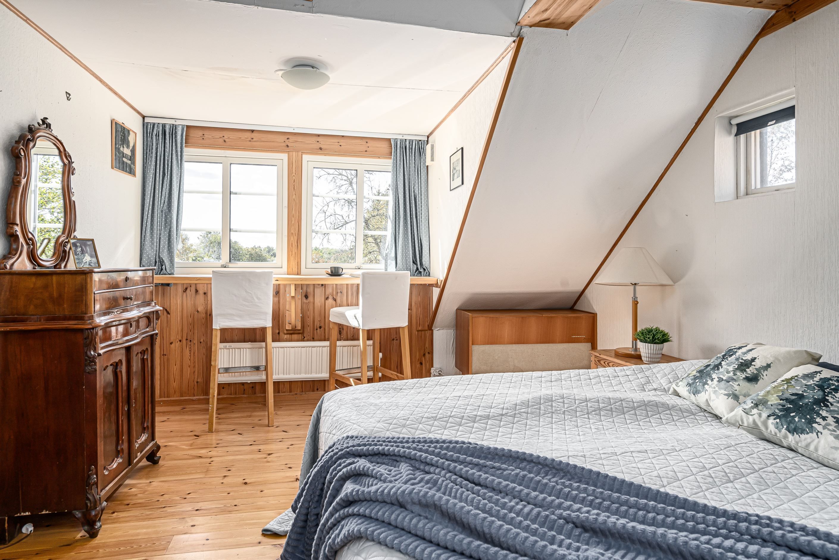 Härligt sovrum med utsikt över ängar och skog