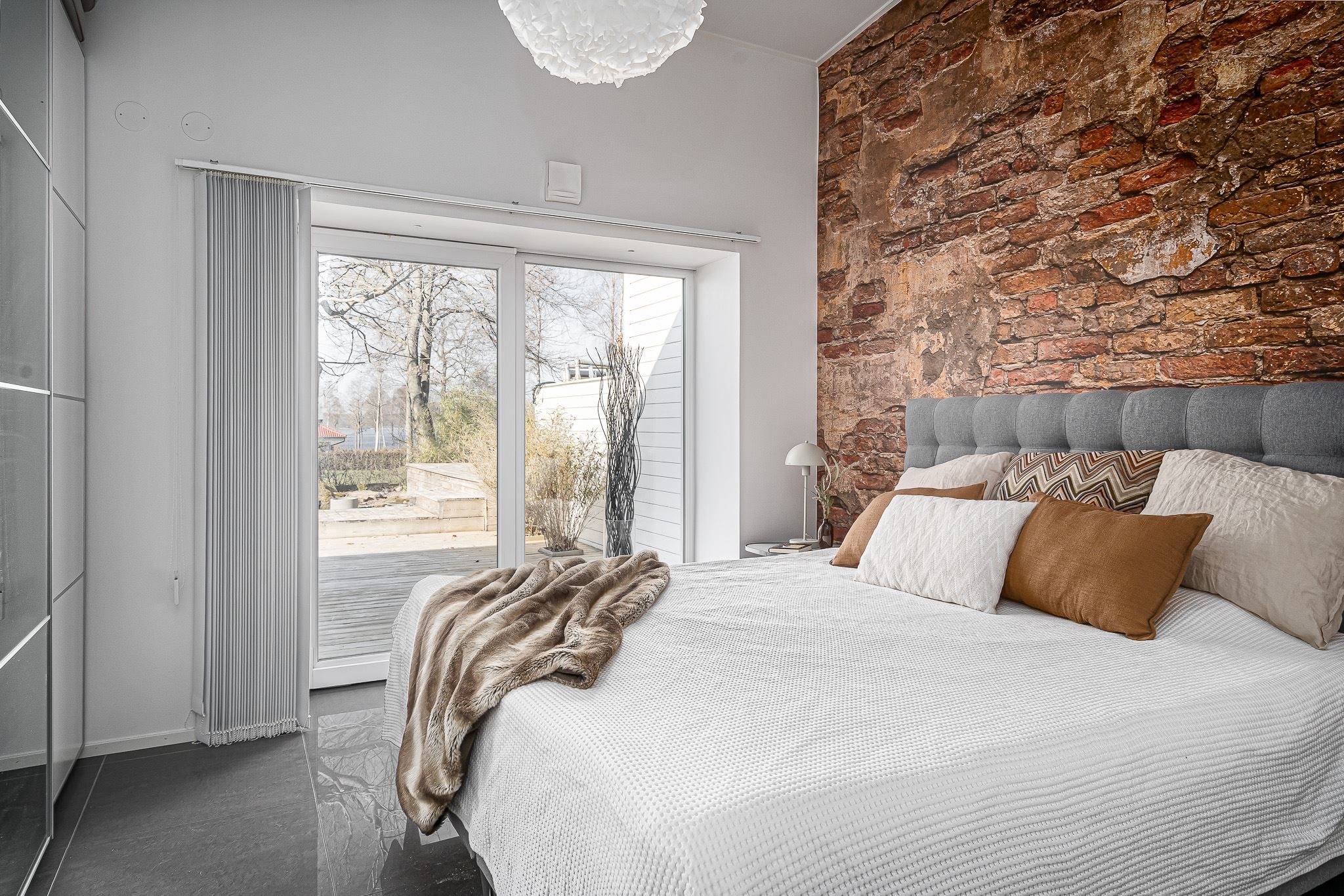 Sovrum med utsikt över trädgården