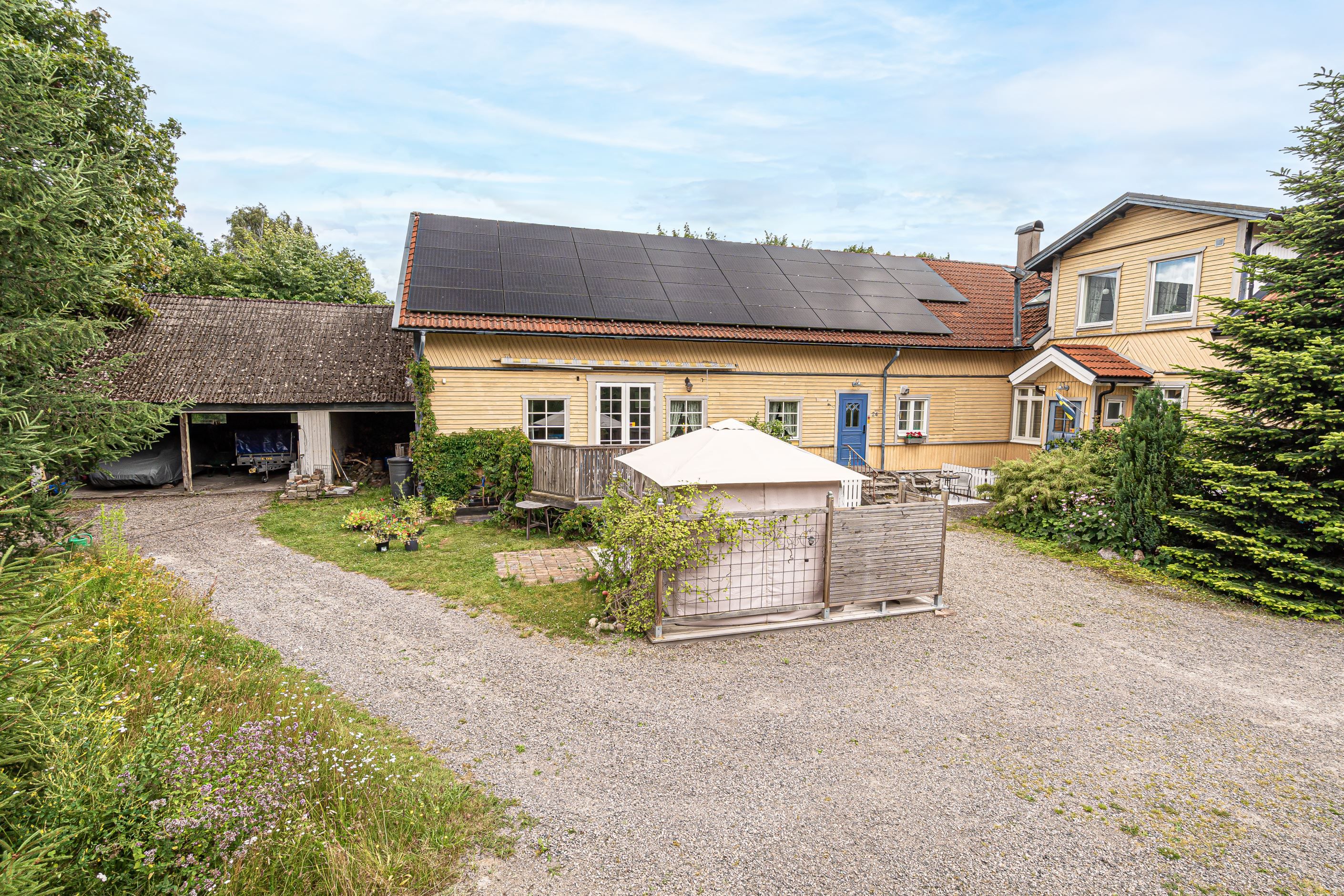 Stor uppfart och flera carportar