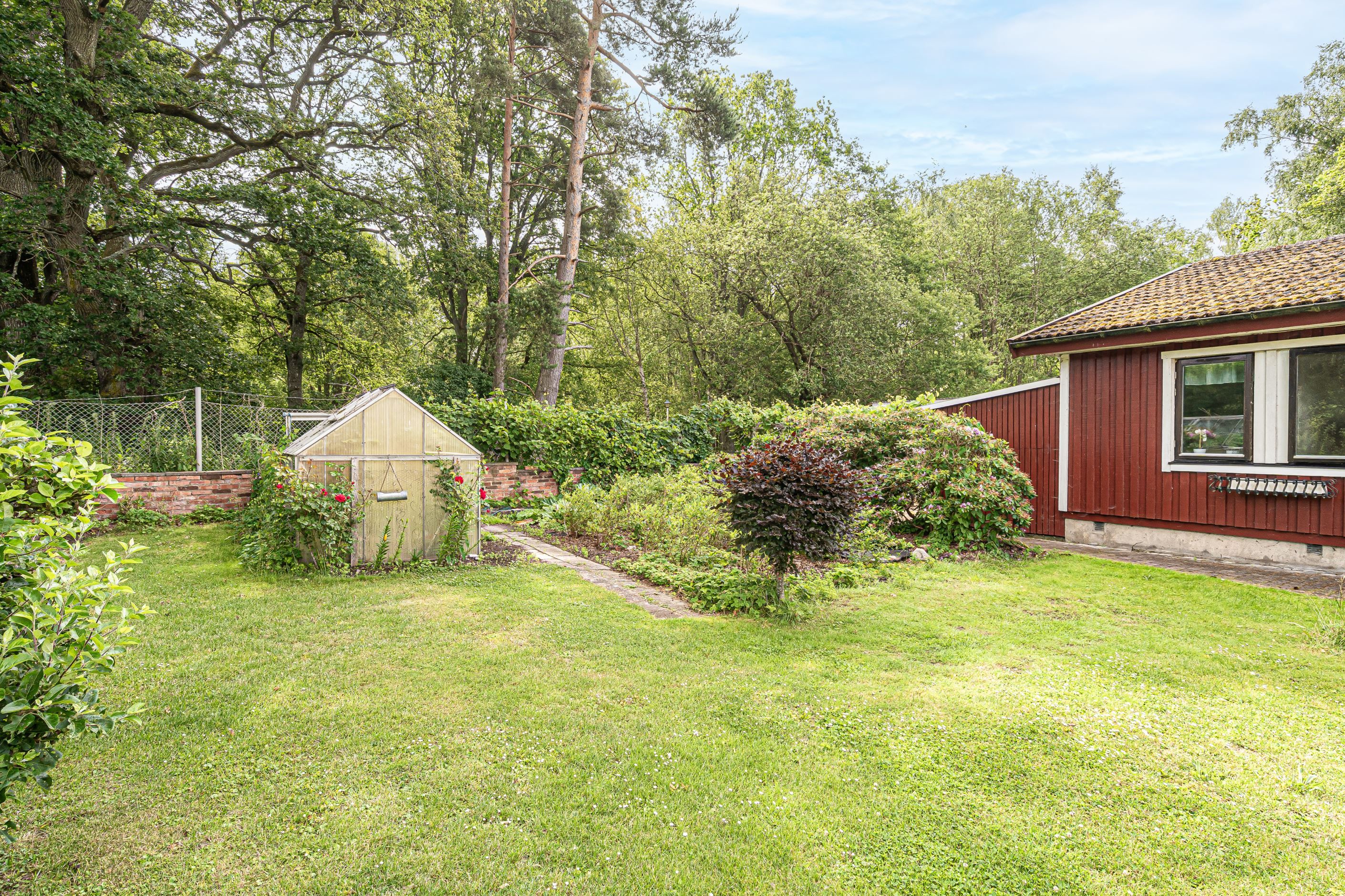 Trädgård med odlingsmöjligheter