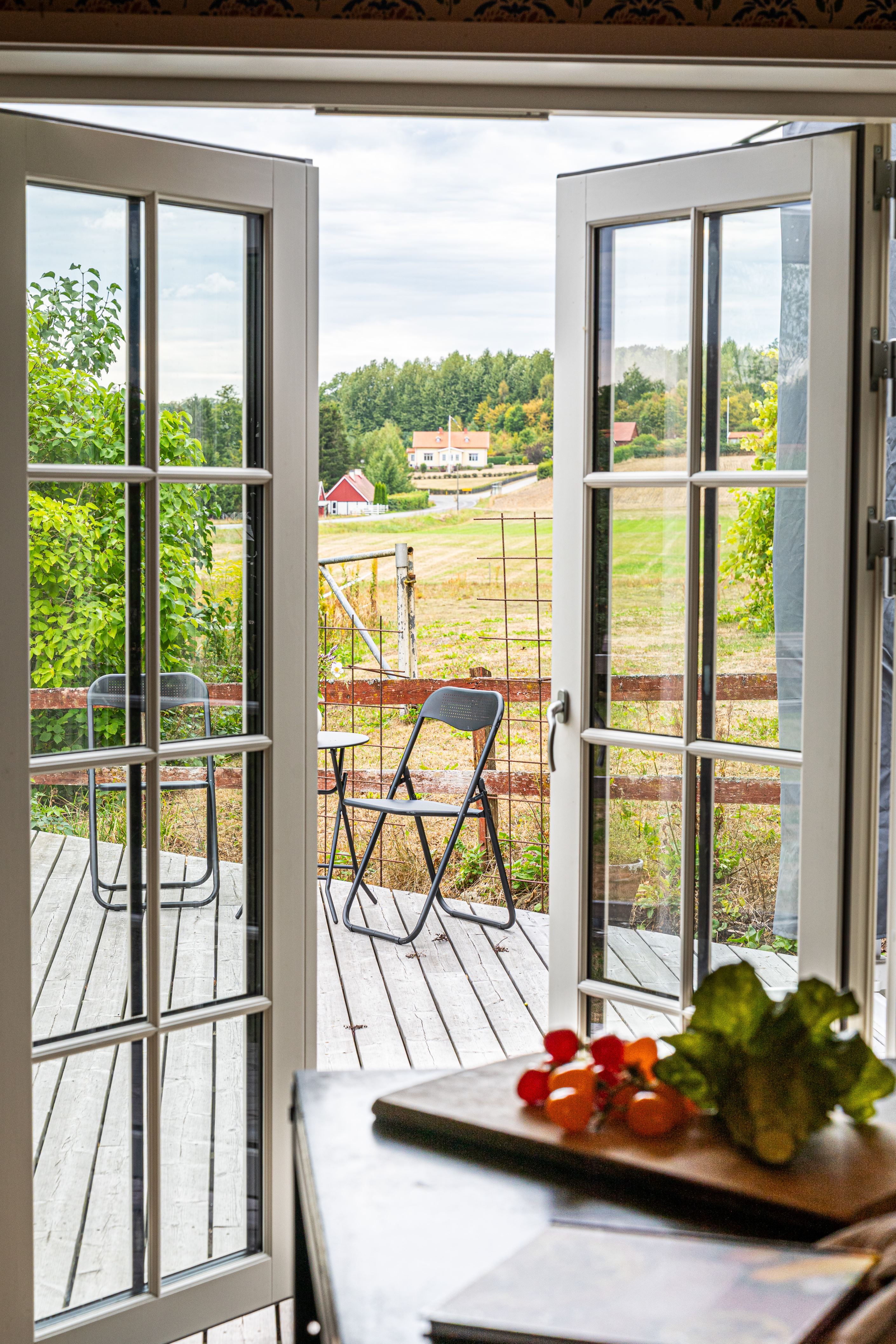 Magisk utsikt från kök och trädäck