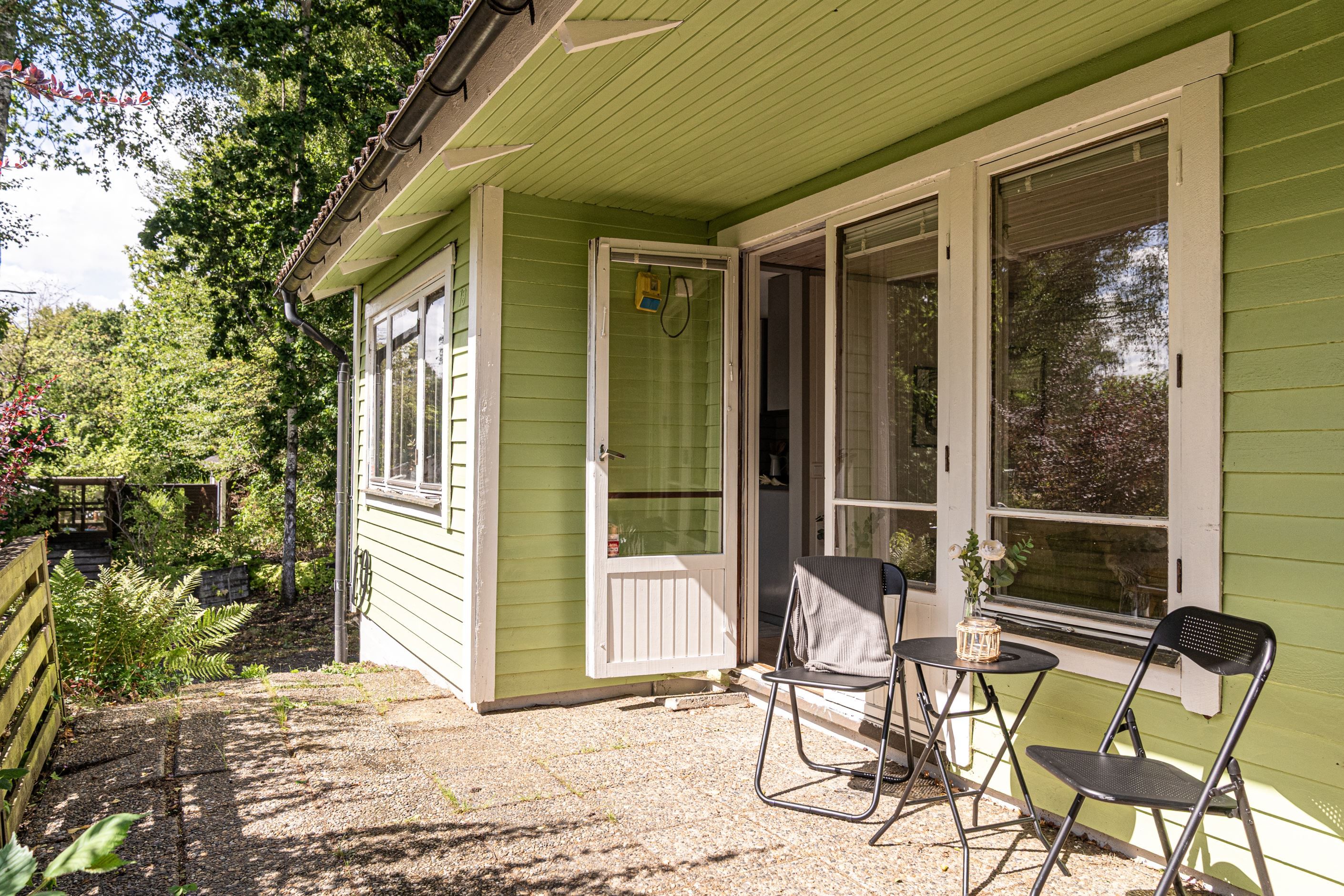 Mysig uteplats där du kan njuta av morgonkaffet