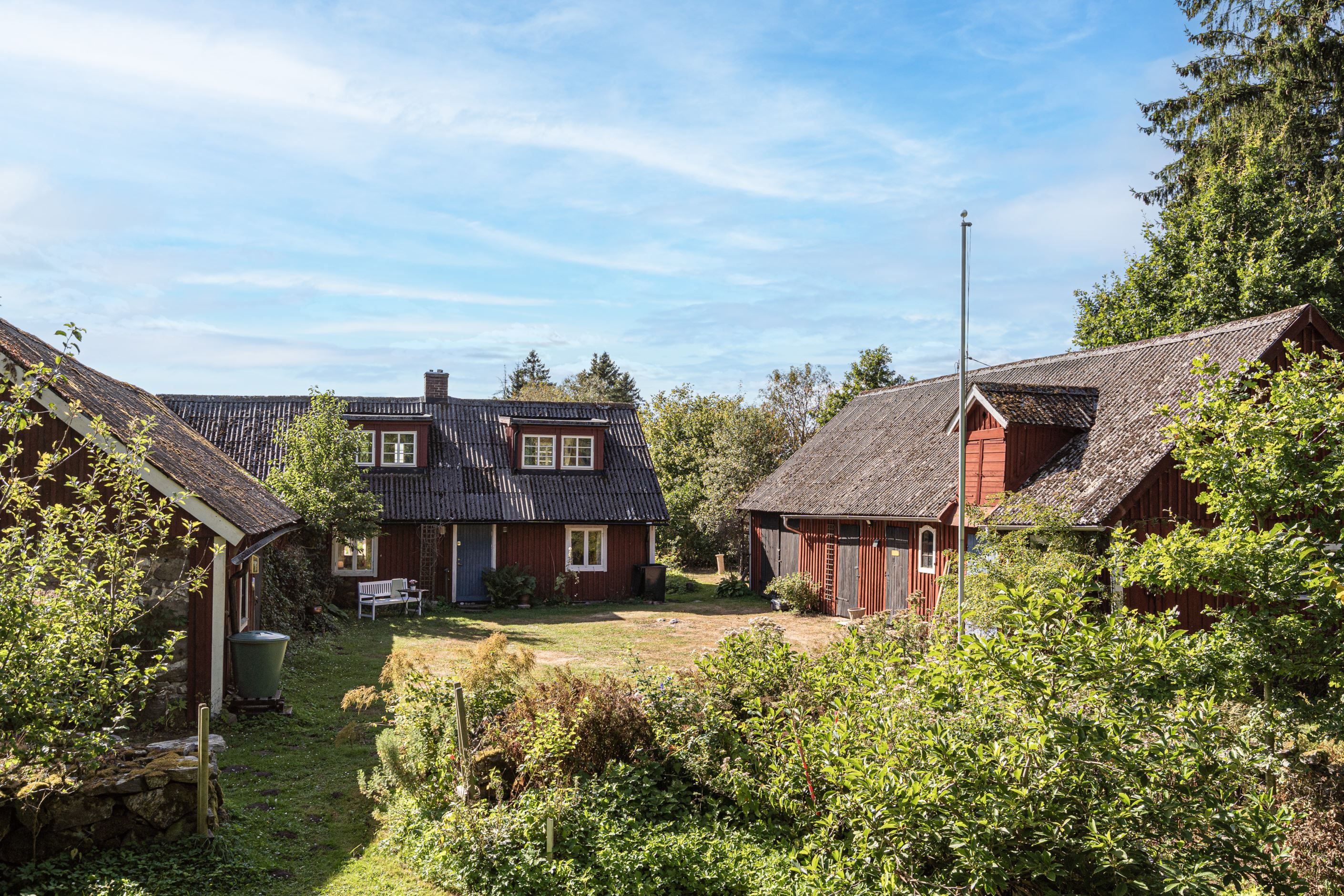 Den gamla gården ligger inbäddat i grönska