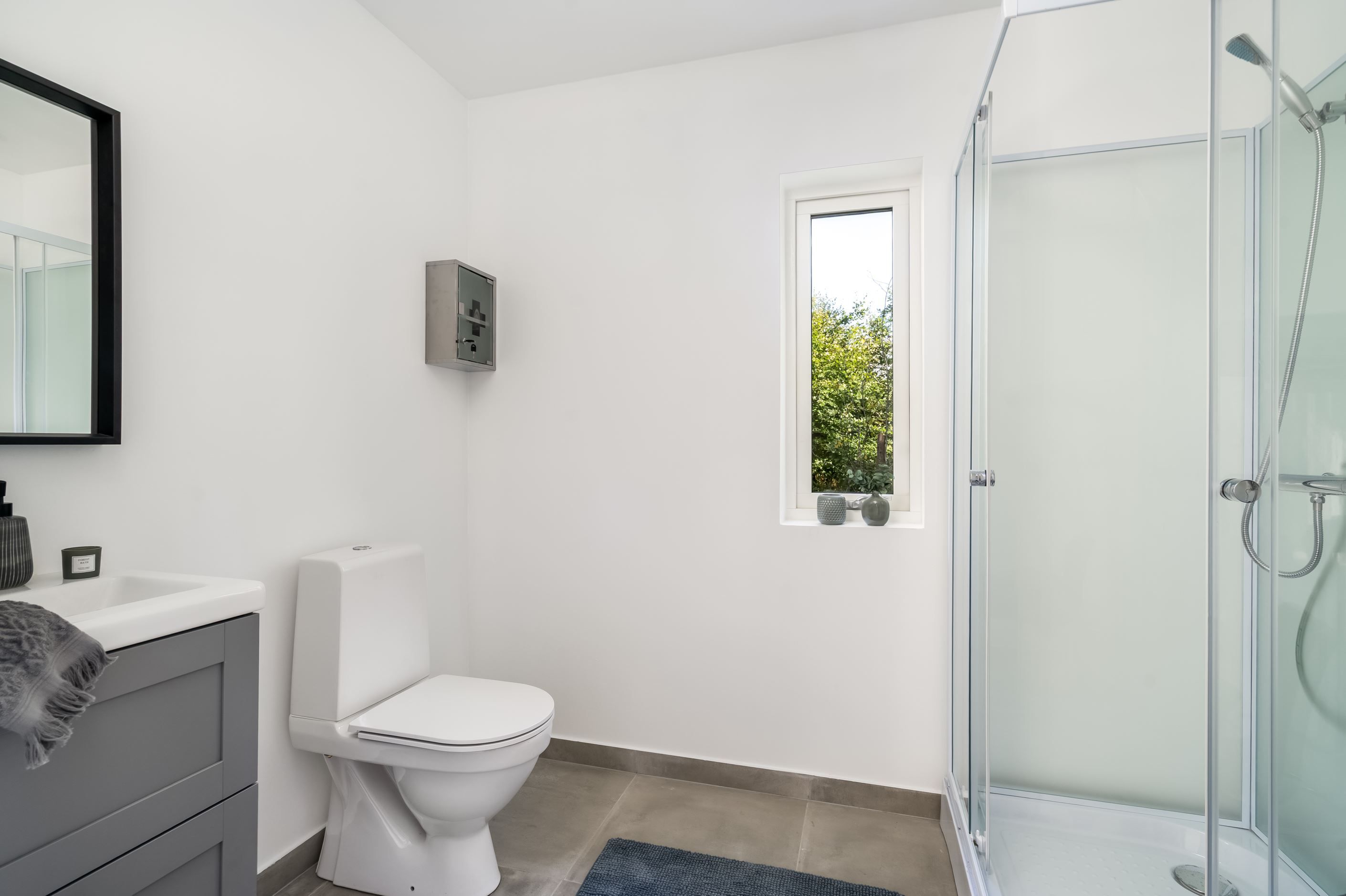 Väl tilltaget wc med duschkabin