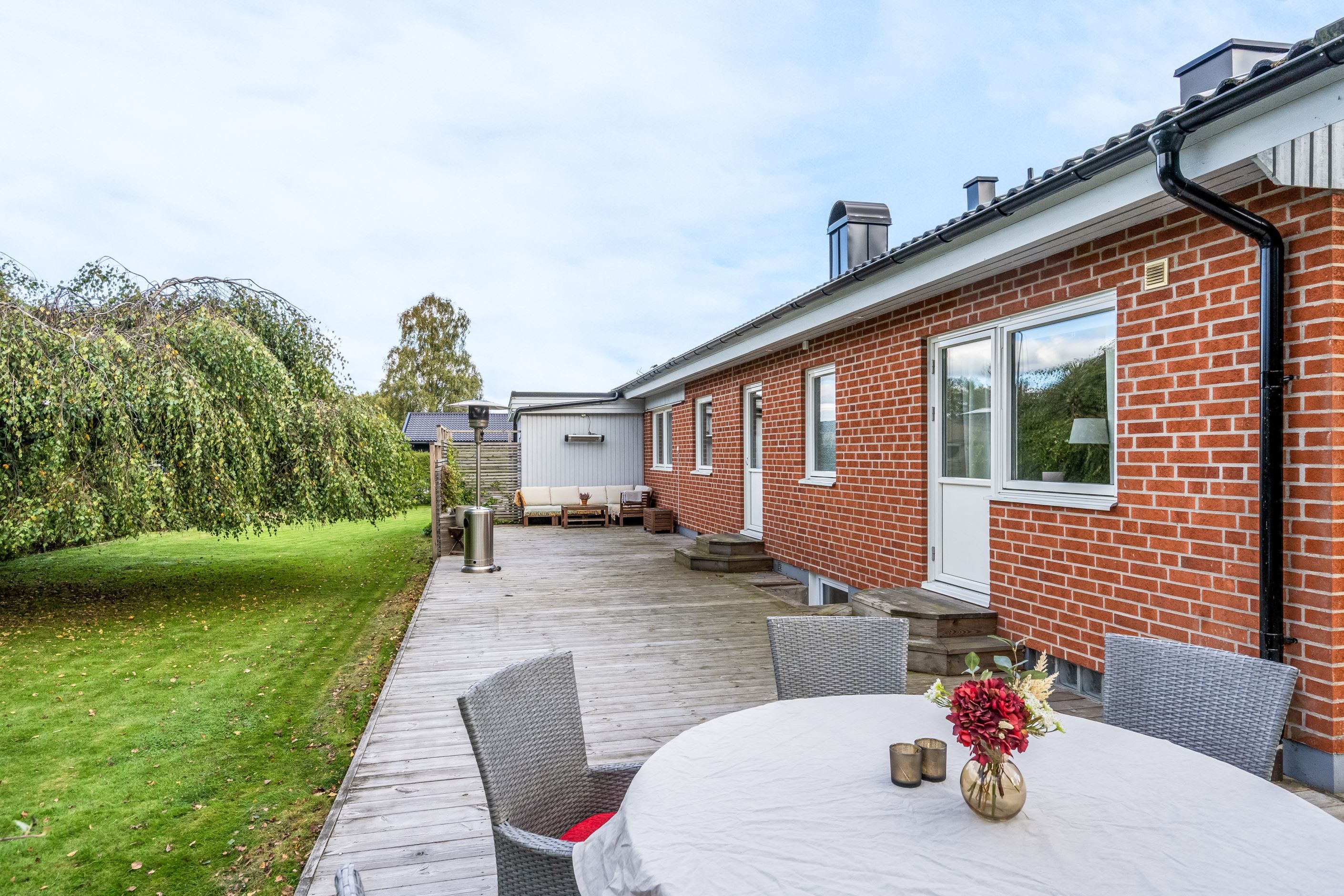 På den stora uteplatsen finns det gott om plats för flera mysiga sittgrupper