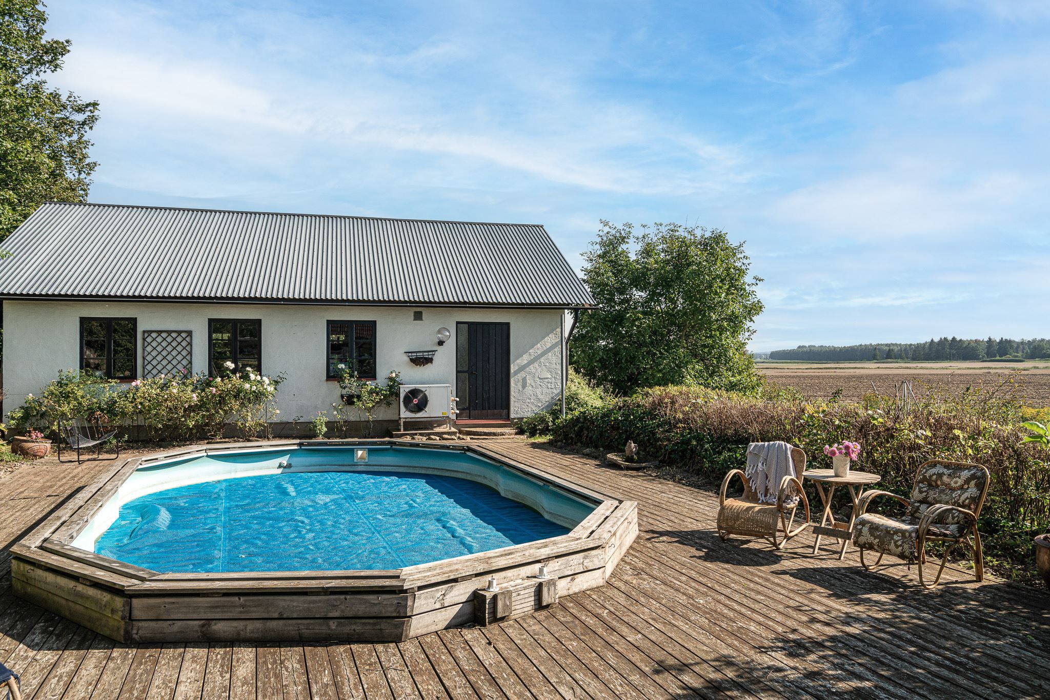 Pool med poolhus/verkstad