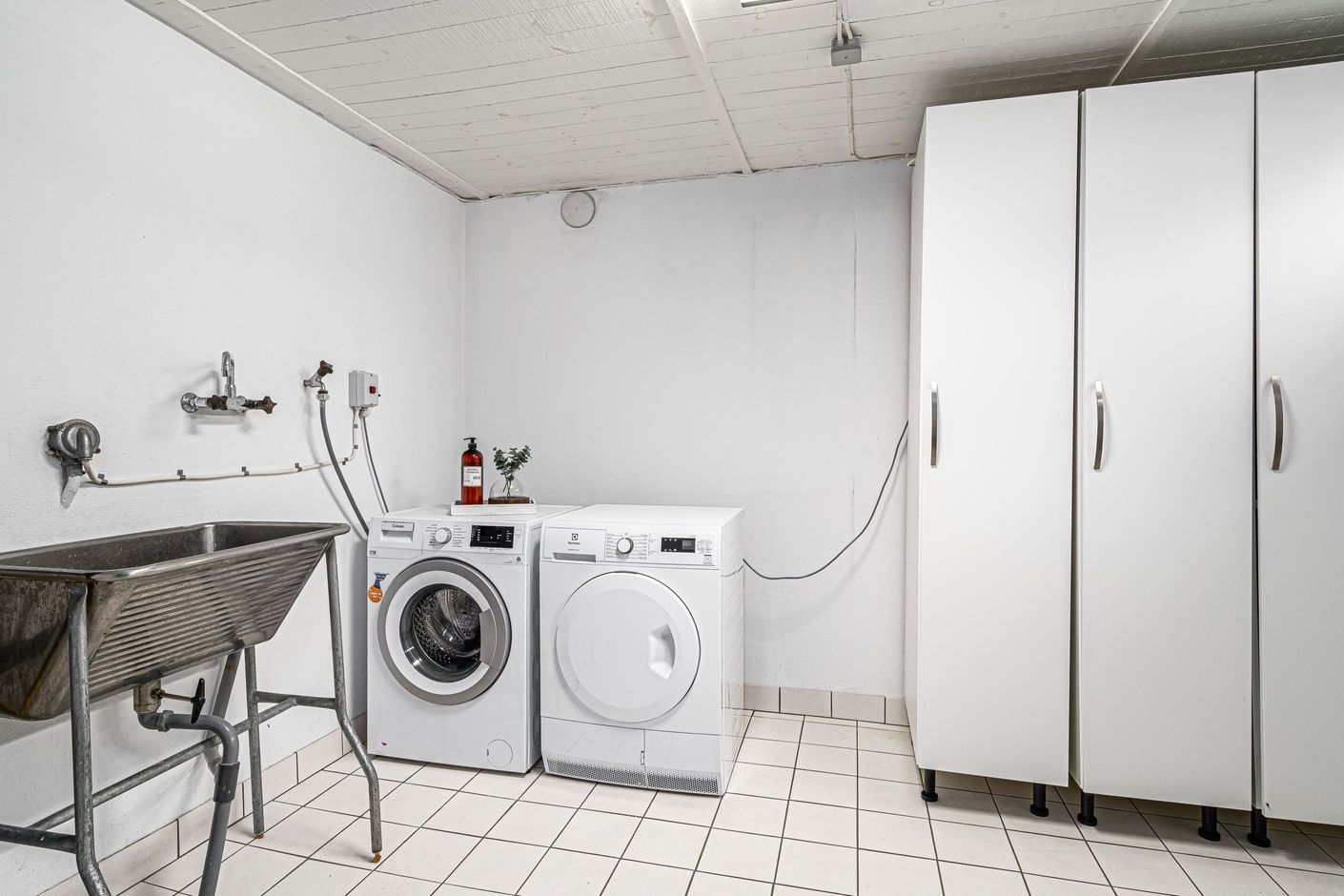 Funktionell tvättstuga på källarplan