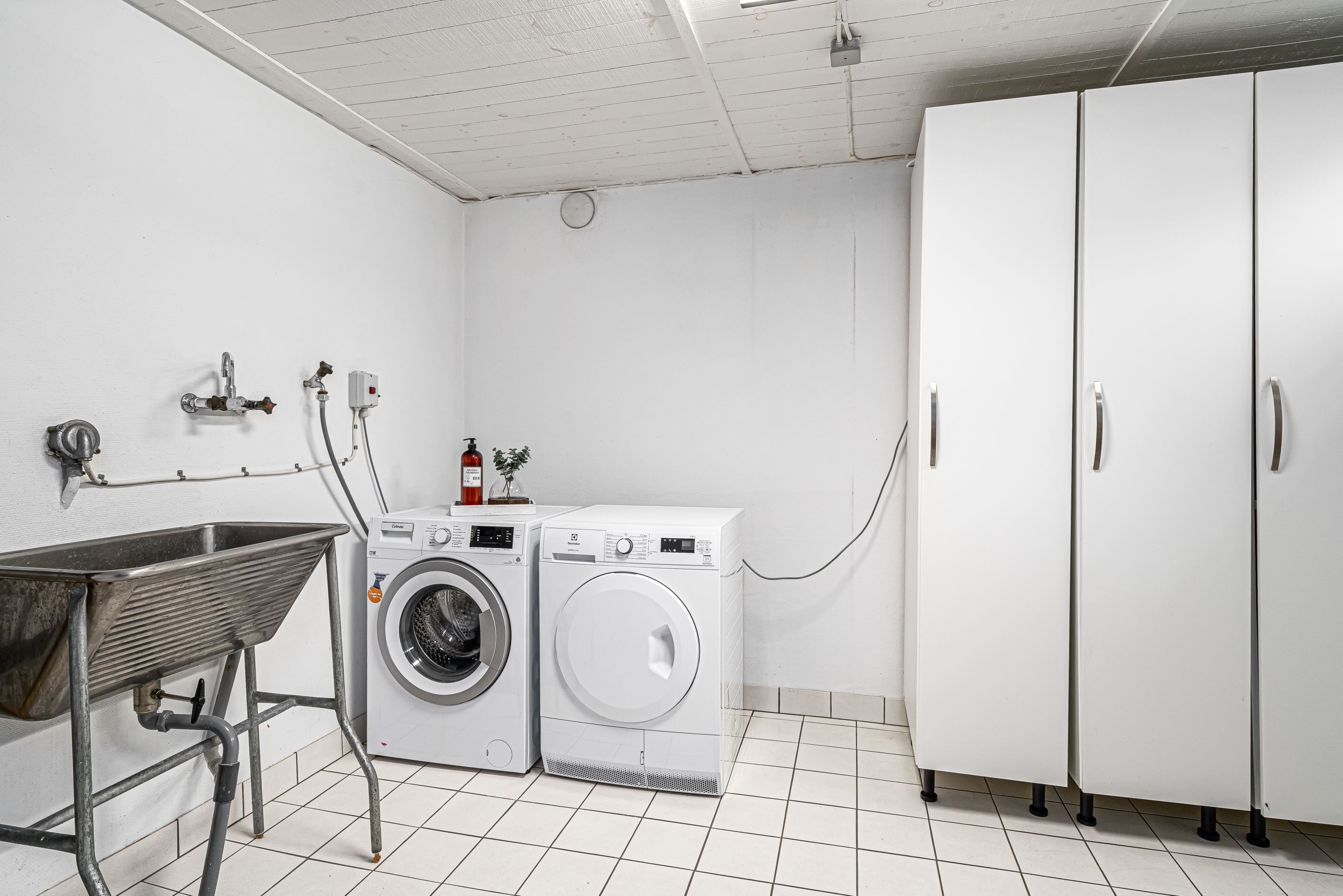 Funktionell tvättstuga på källarplan