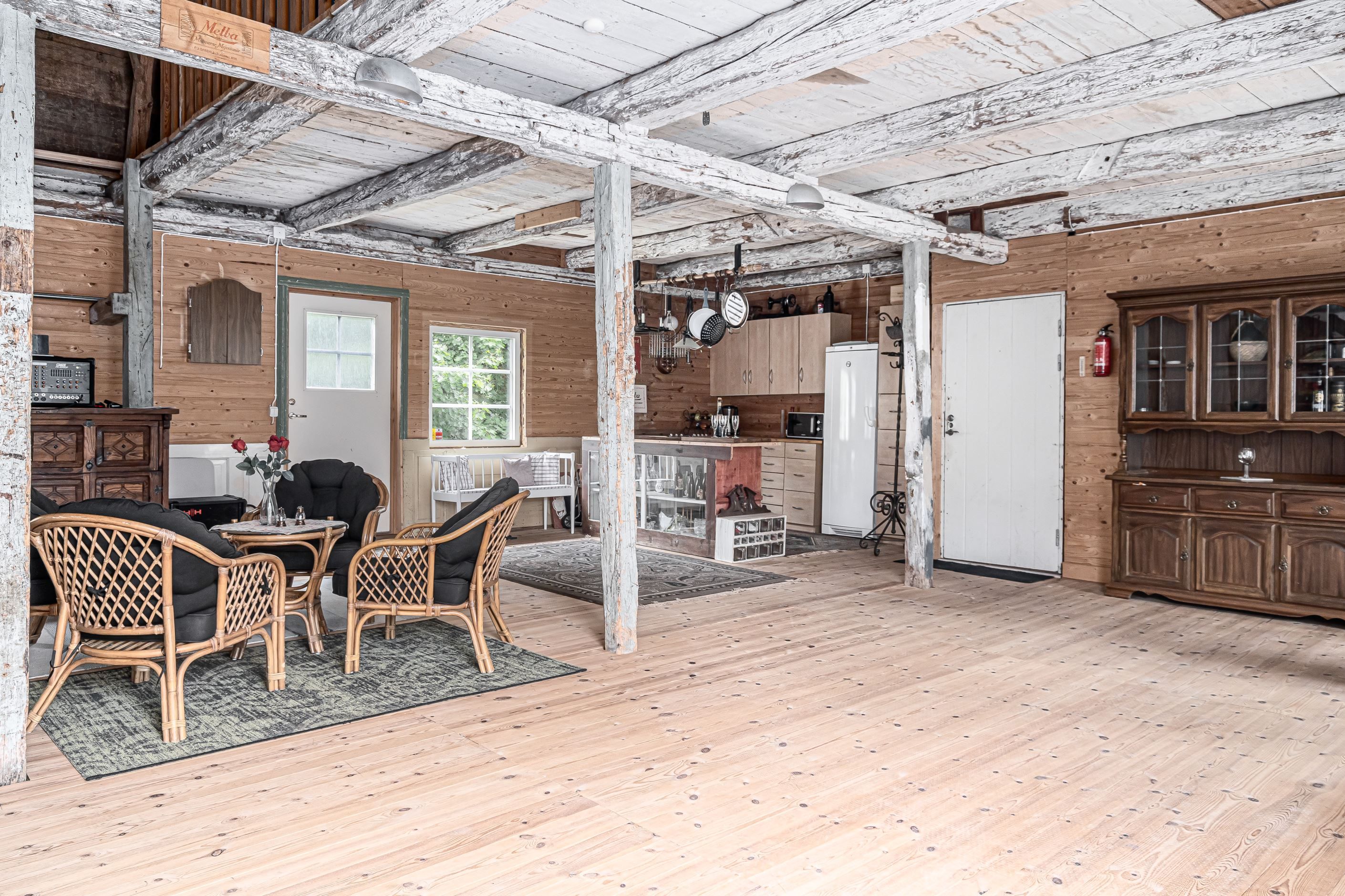 Stor festlokal med serveringsdel