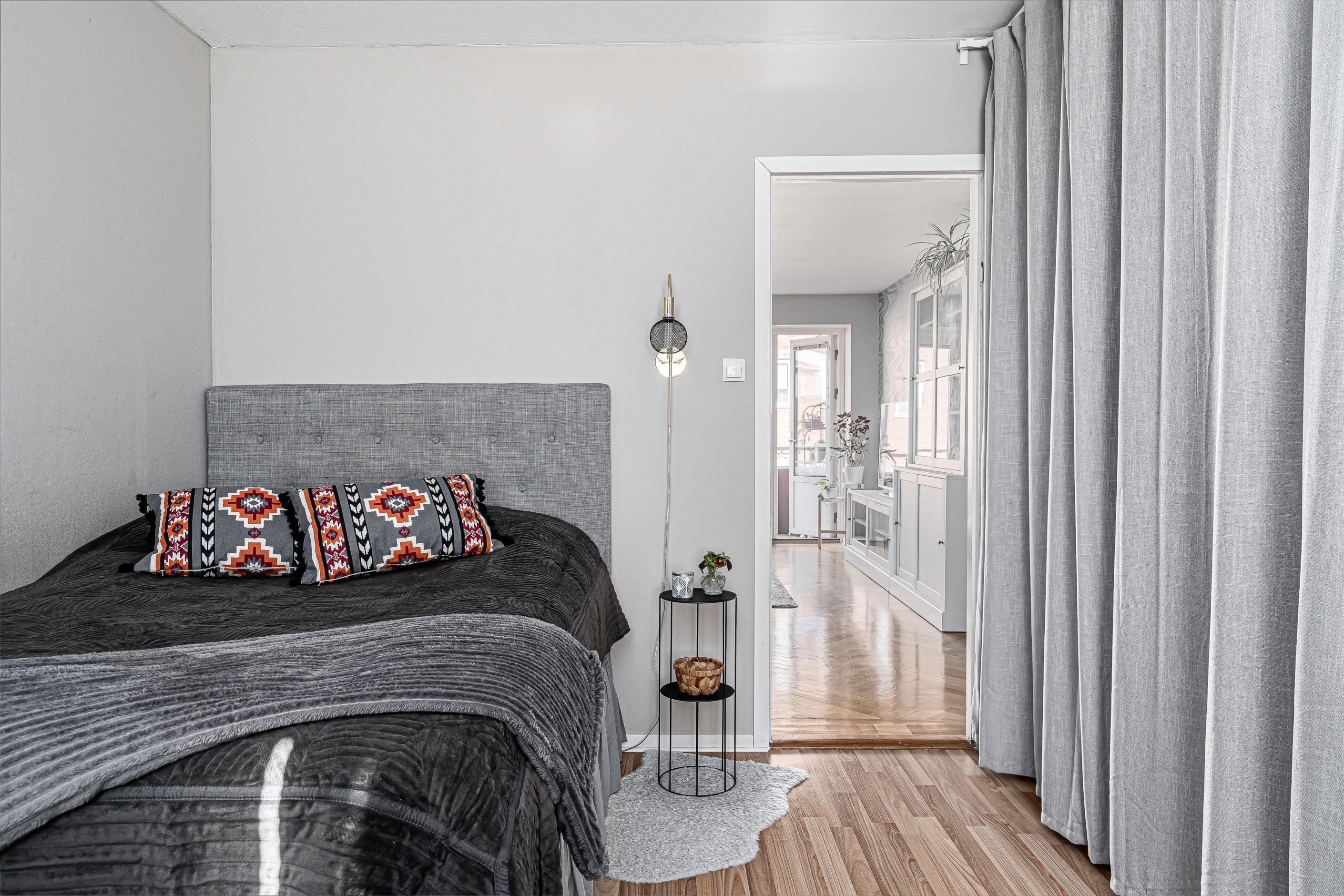 Sovrum med inbyggda garderober