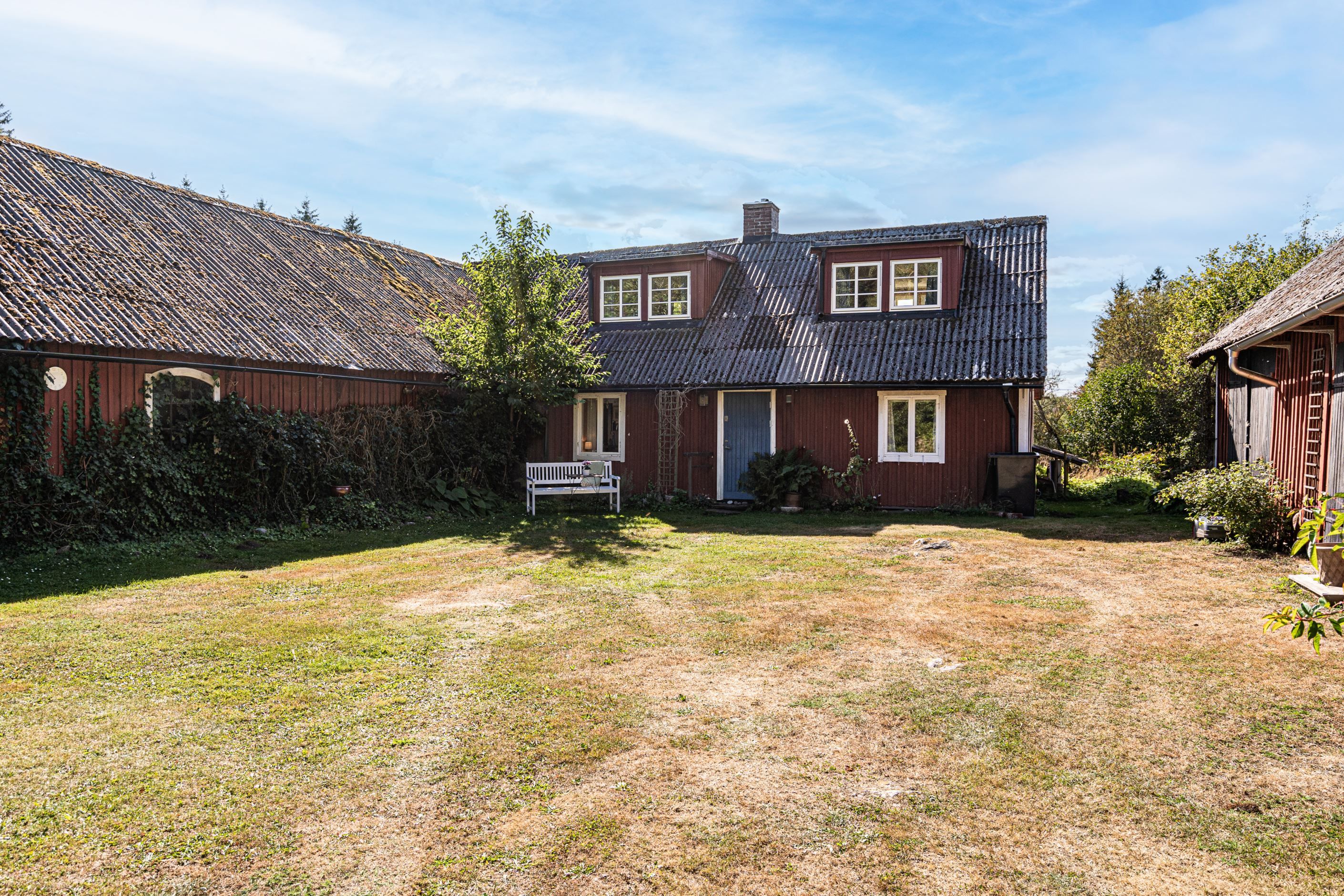 Karaktäristisk gårdsplan mellan byggnaderna