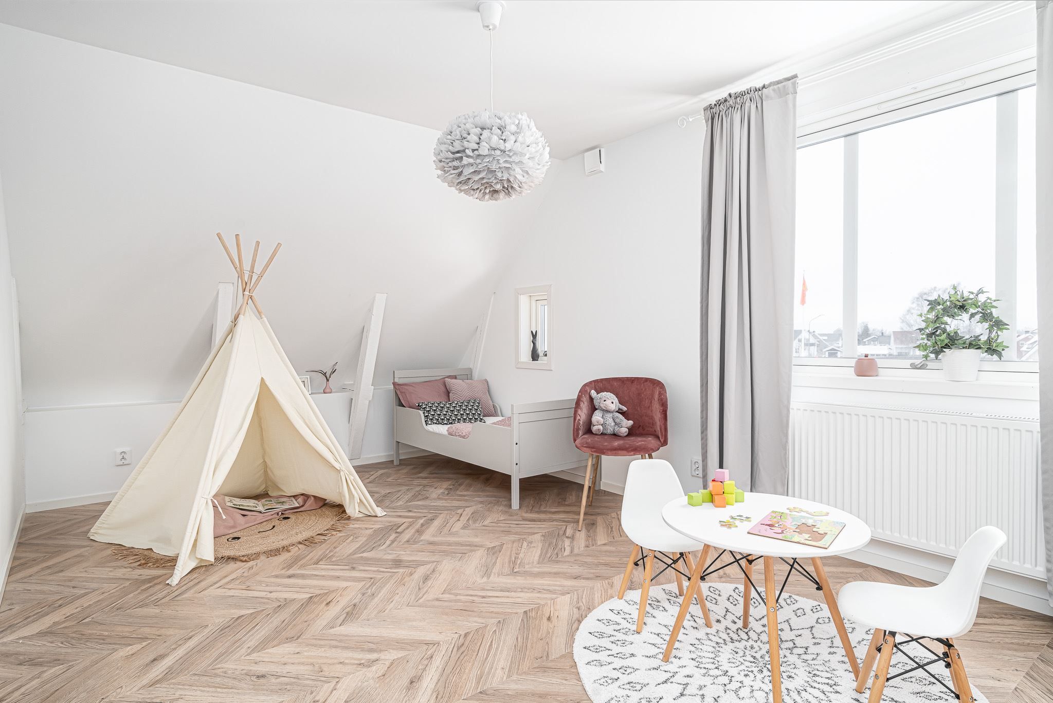 Sovrum på ovanvåningen, mysigt med synlig väggkonstruktion