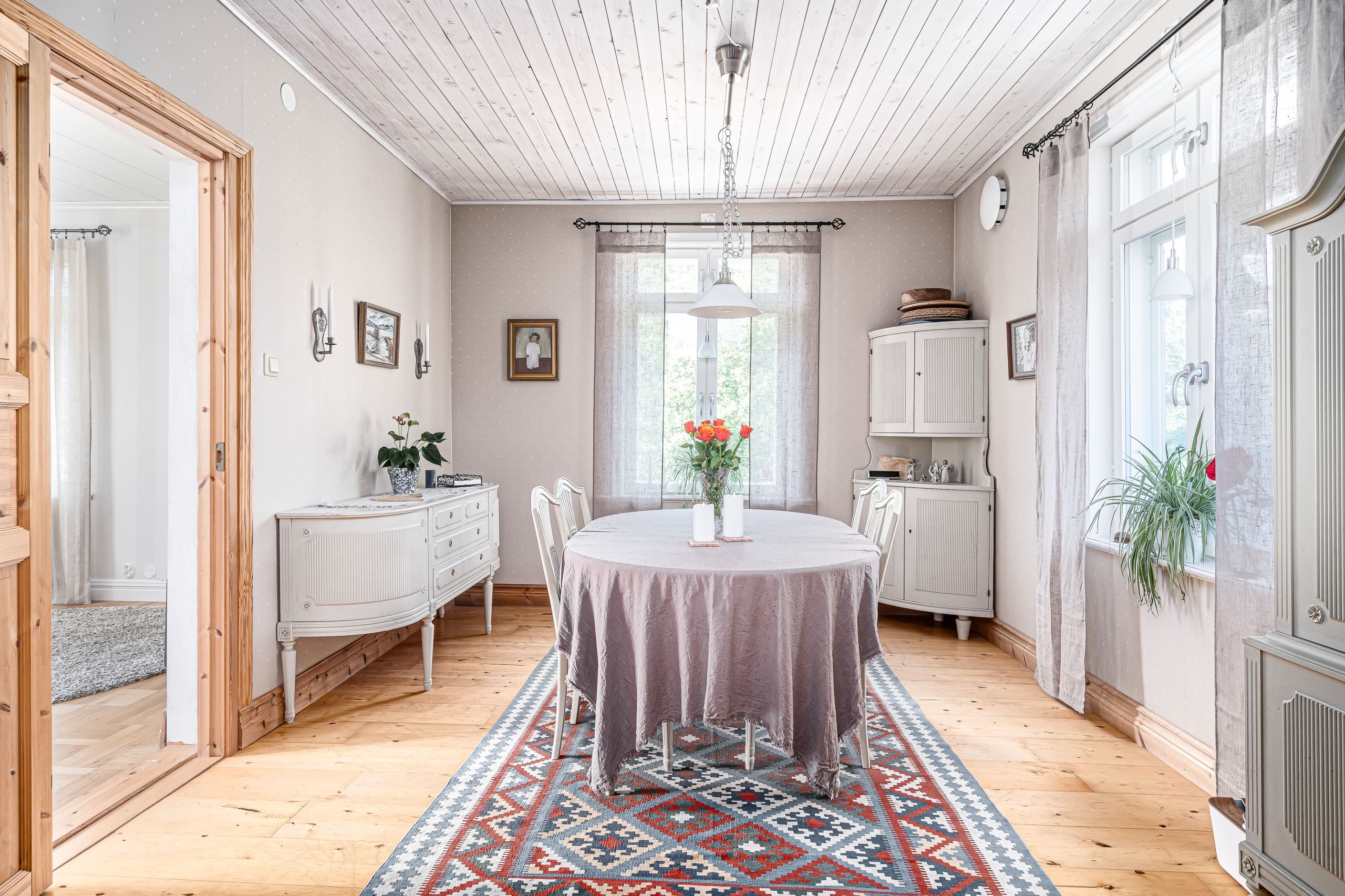 Matrum med charmigt trägolv precis bredvid köket