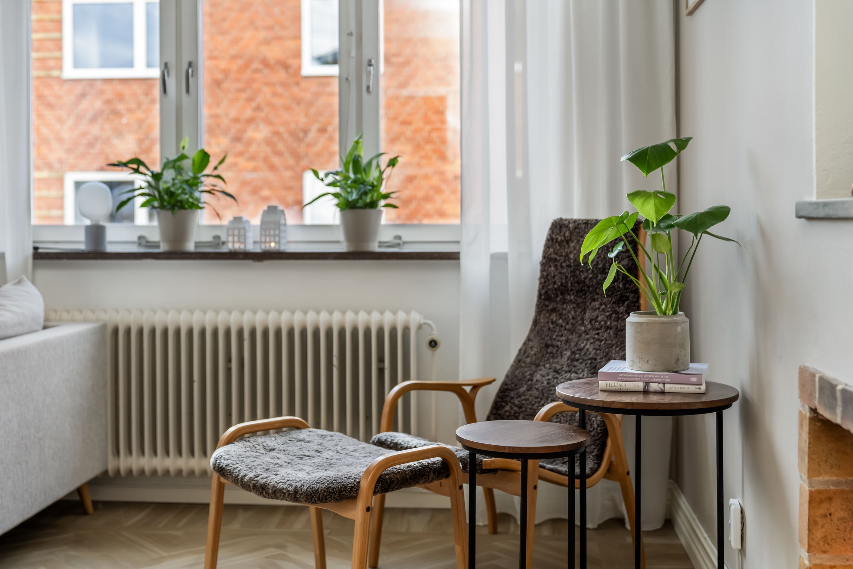 Njut av en god bok vid ett av de många fönstren i lägenheten