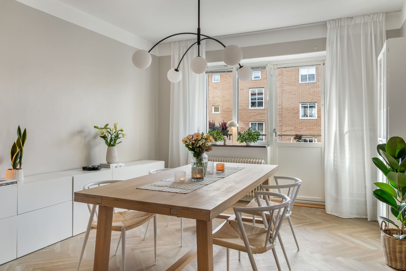 Väl tilltagna ytor bjuder in till både vardag och fest