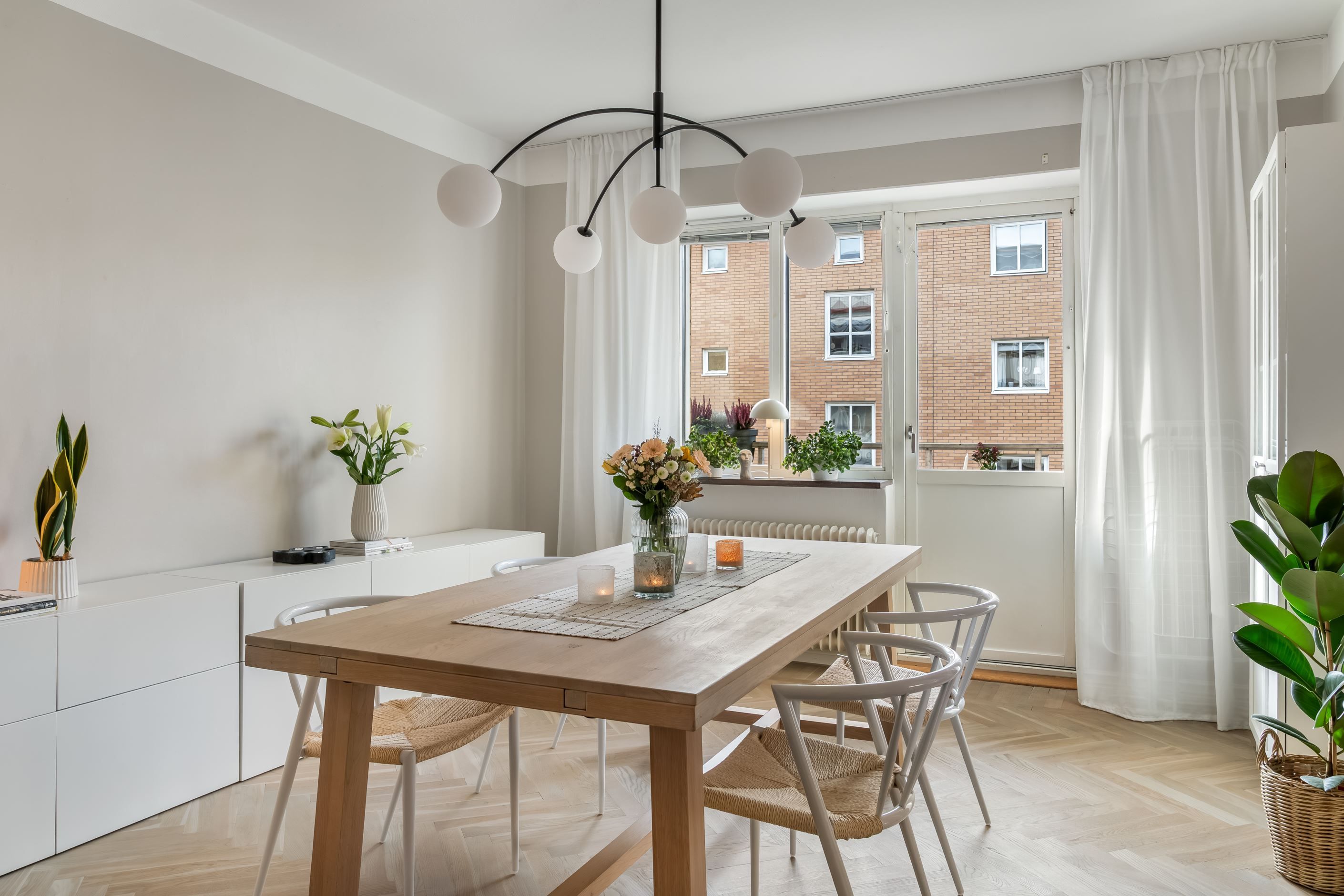 Väl tilltagna ytor bjuder in till både vardag och fest