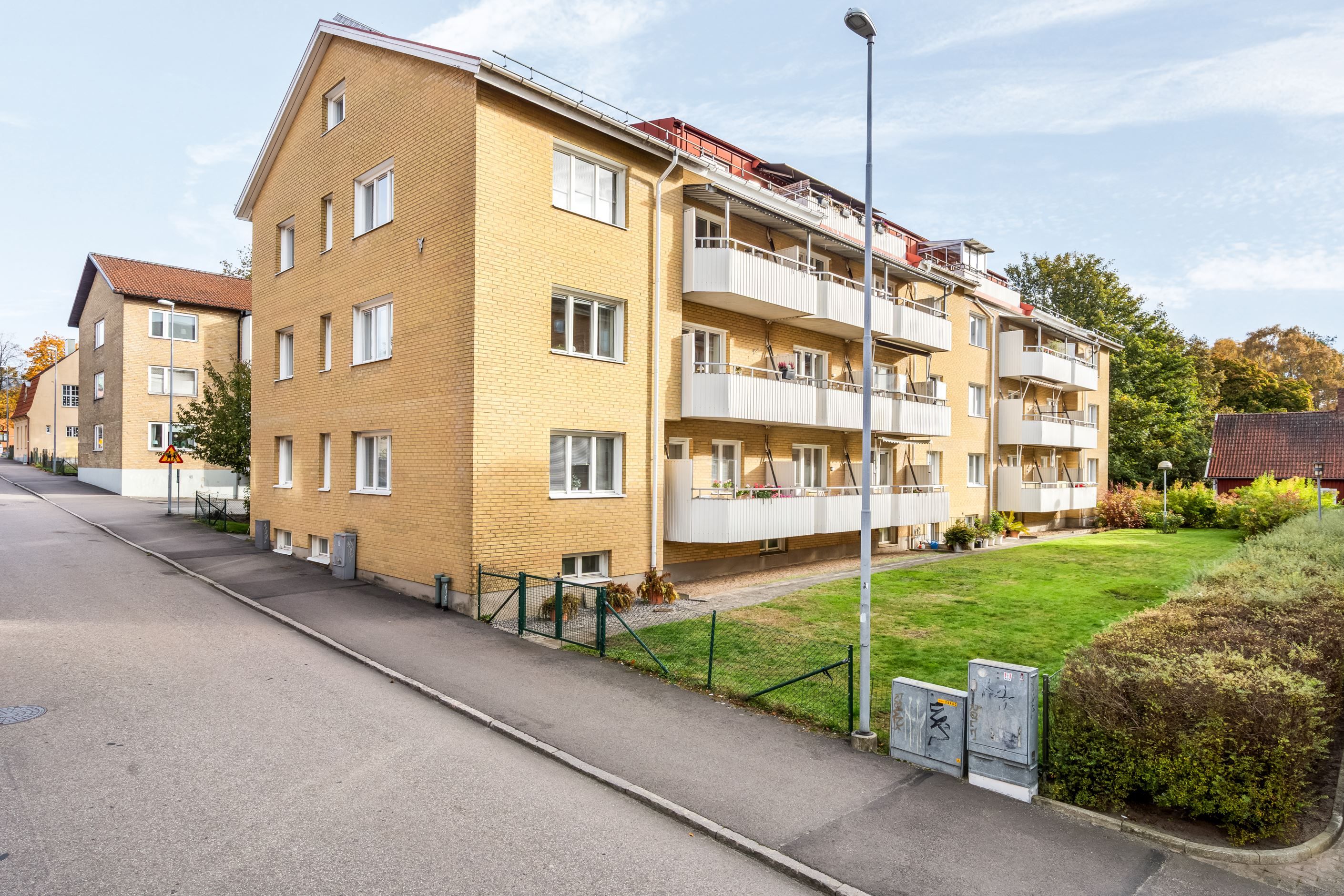 Här bor du på gaveln med fönster åt tre väderstreck samt balkong