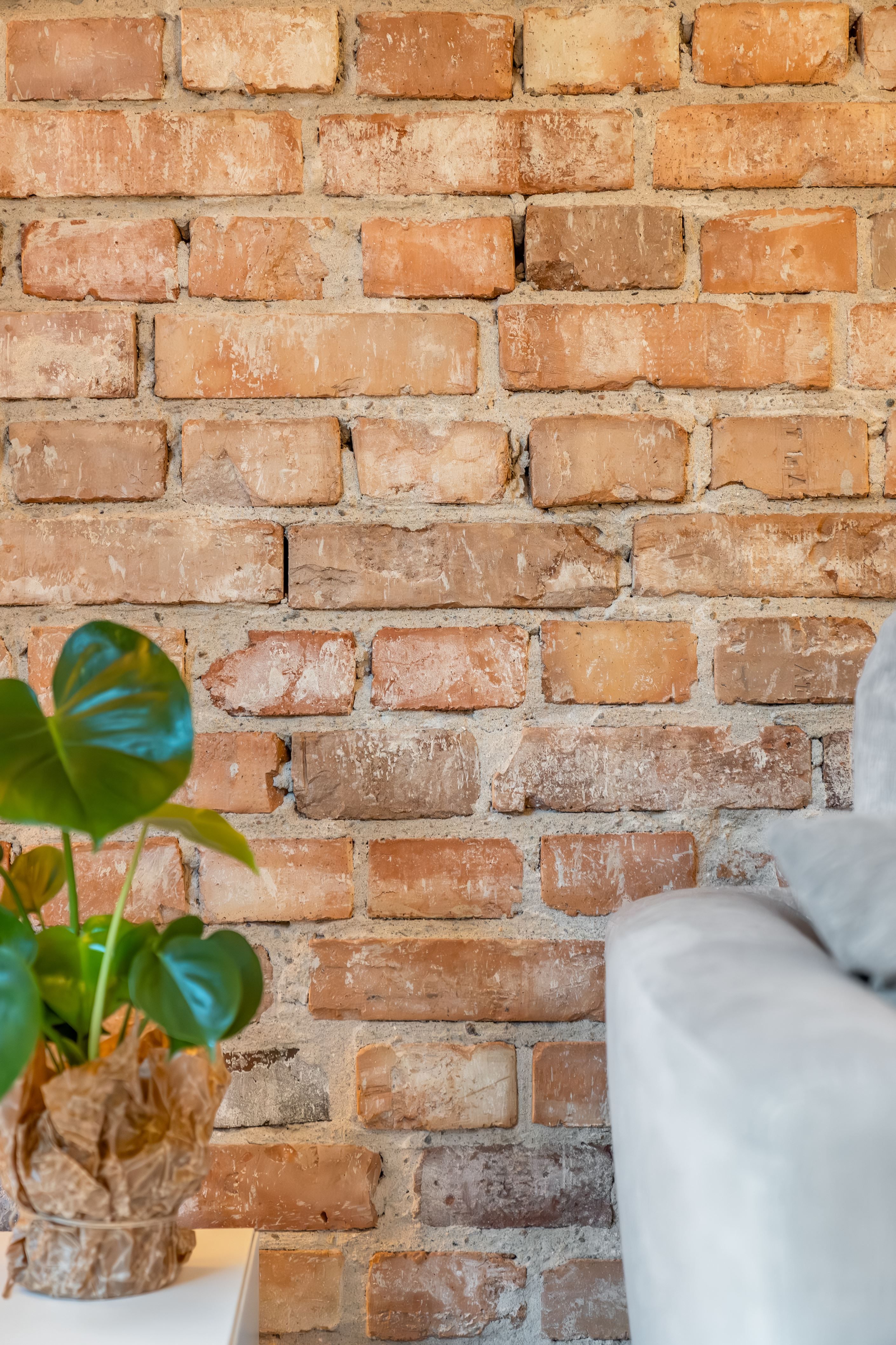 Den charmiga tegelväggen i vardagsrummet ger en varm och rustik känsla