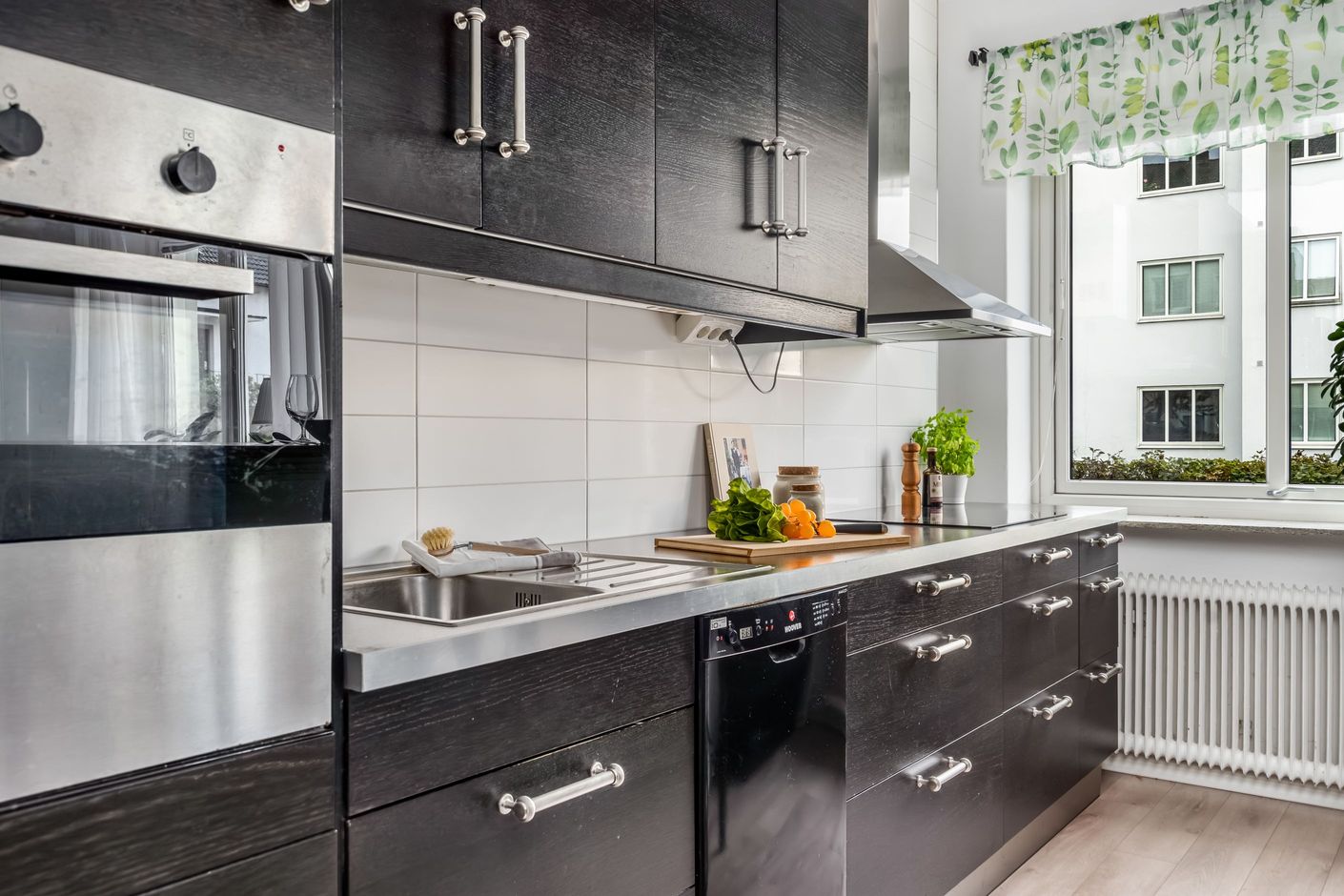 Köket är ljust med generös arbetsyta vid det stora fönstret.