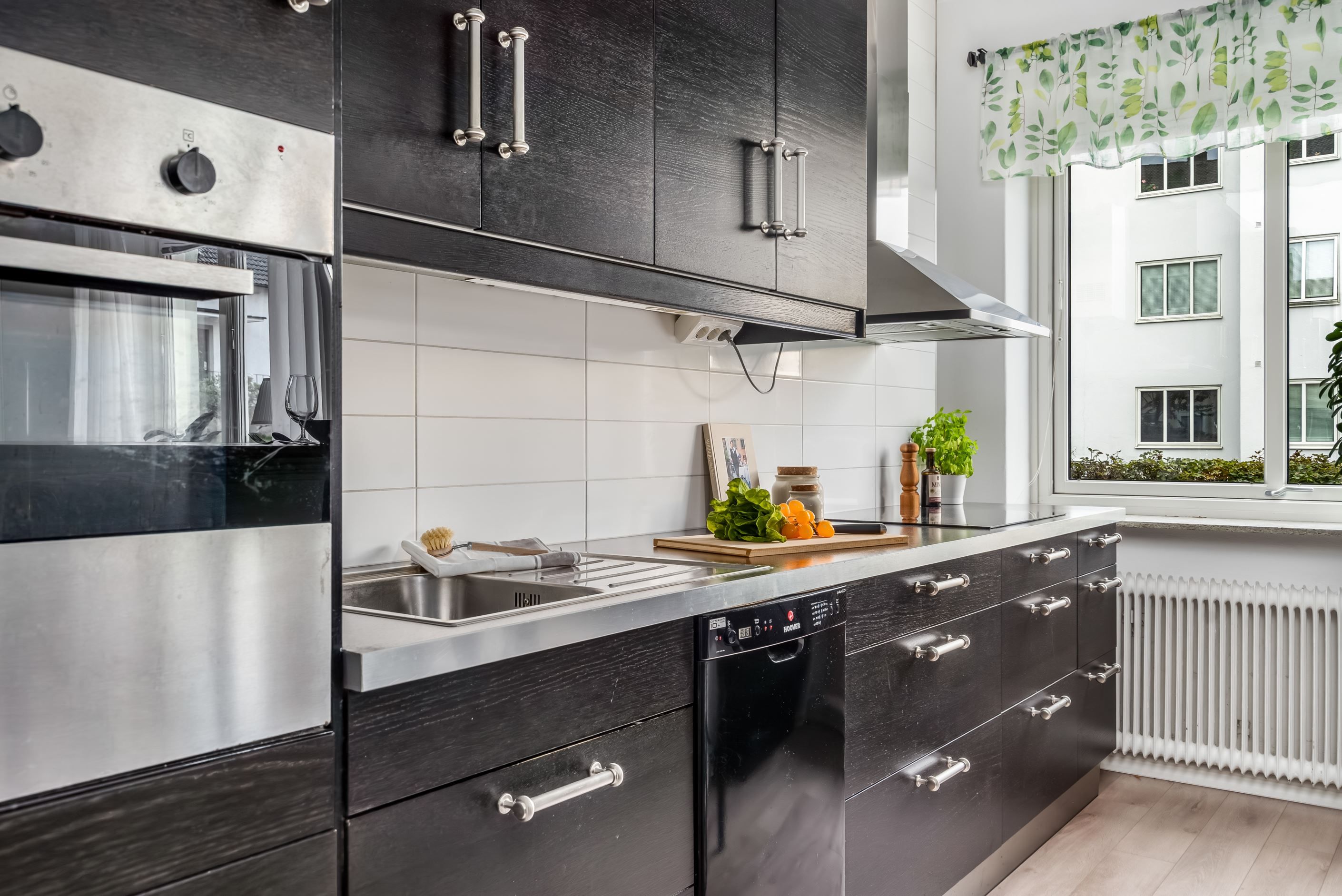 Köket är ljust med generös arbetsyta vid det stora fönstret.