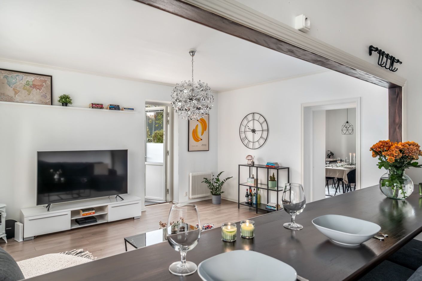 Socialt kök med öppen bardisk mot vardagsrummet