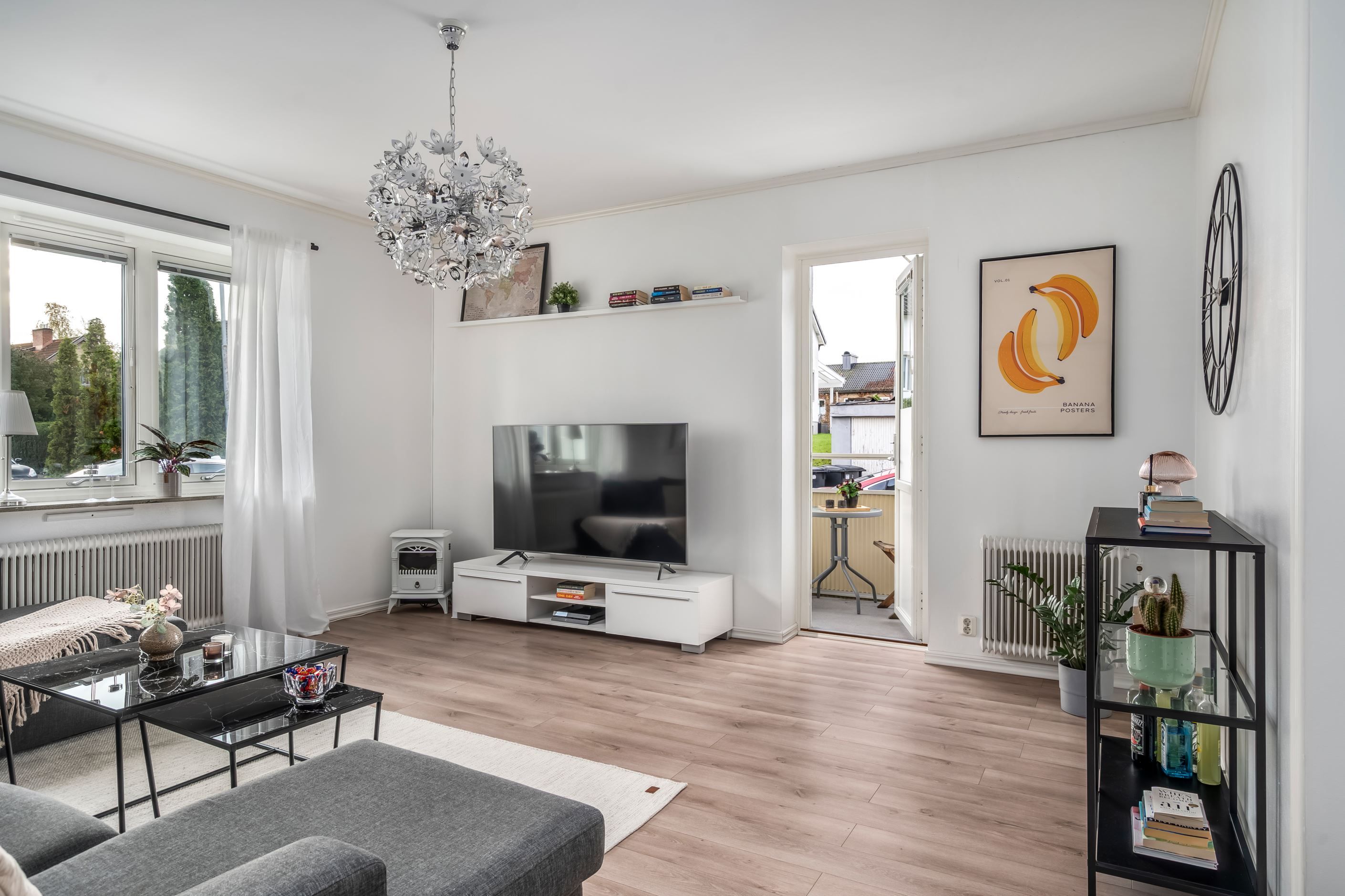 Från det stora vardagsrummet når du balkongen i söderläge